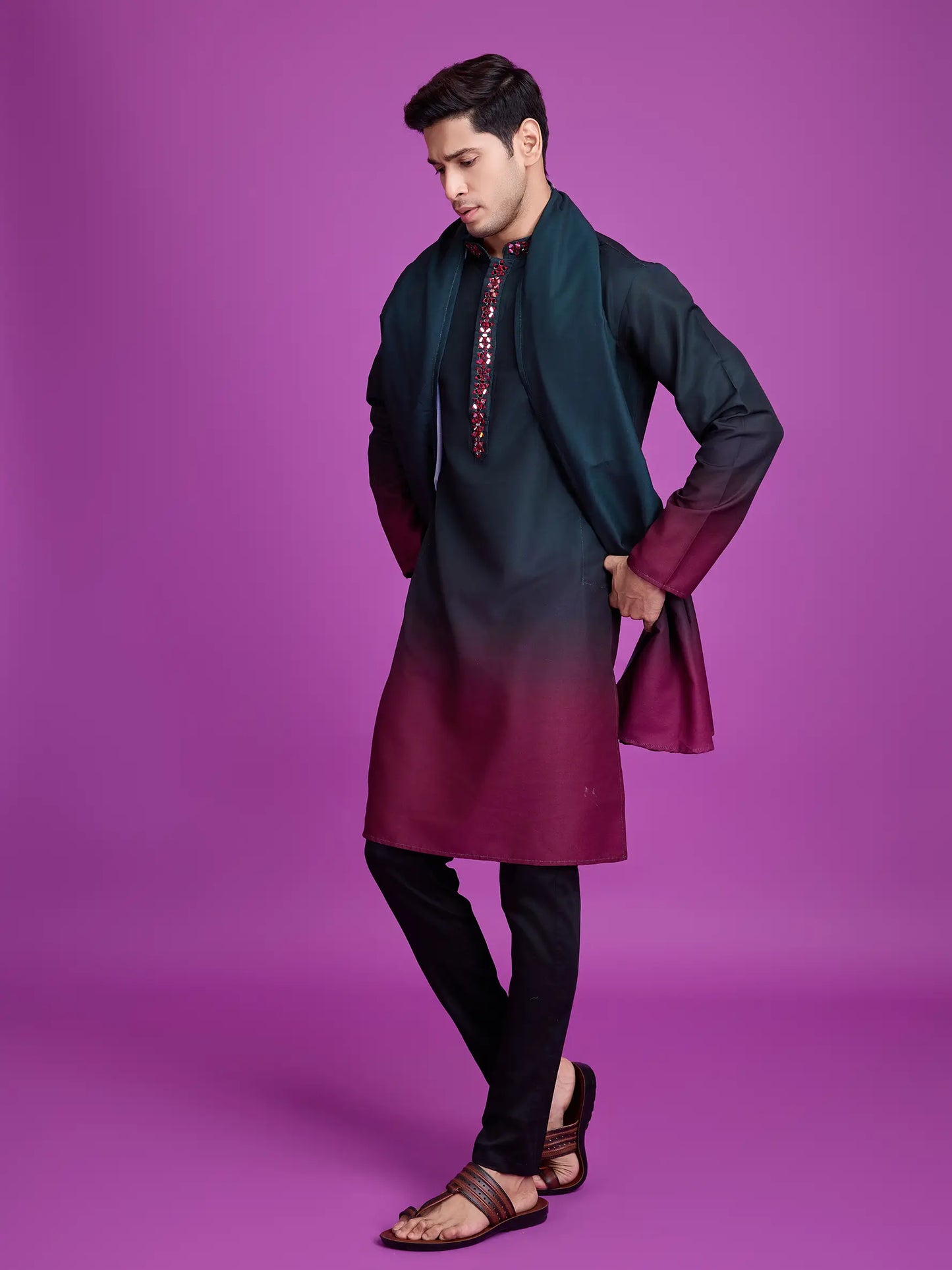 Grünes und burgunderfarbenes Viskose-Kurta mit Handspiegelarbeit
