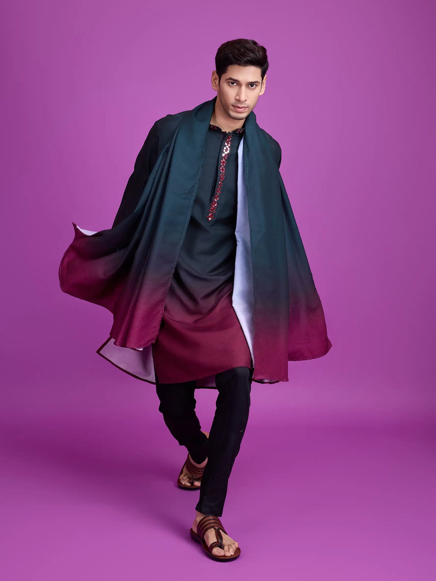 Grünes und burgunderfarbenes Viskose-Kurta mit Handspiegelarbeit
