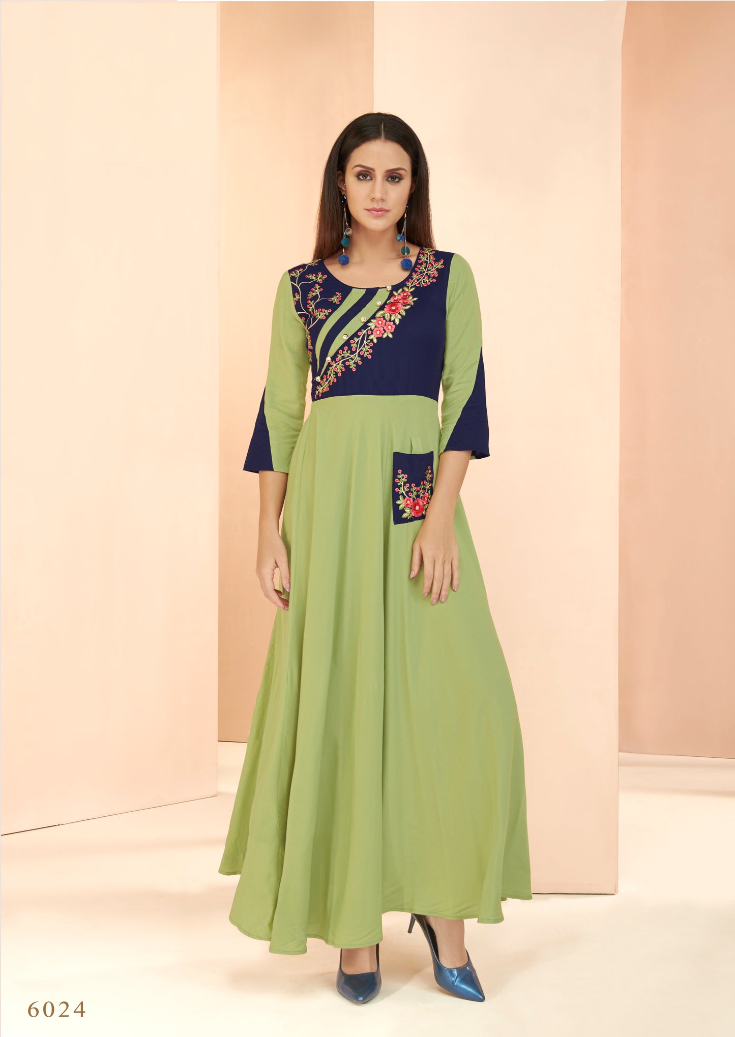 Langes Kurta-Oberteil im Kleidstil aus Viskose mit Blumenmuster in Grün und Marineblau mit Details