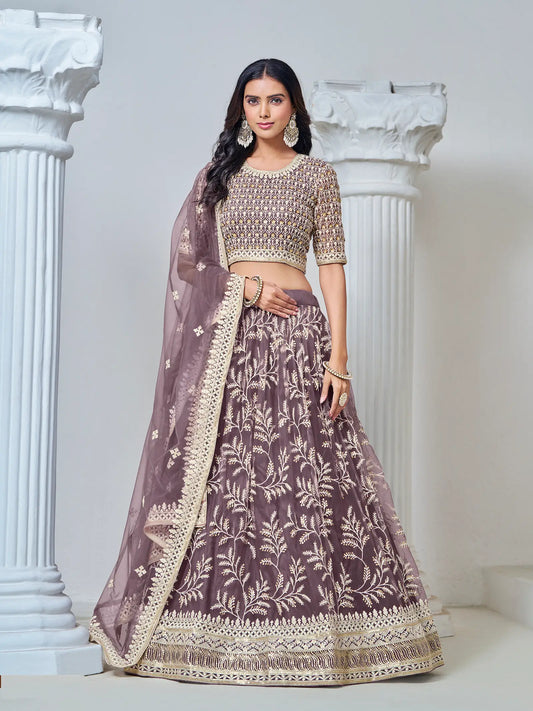 Lehenga choli en filet violet pâle avec broderie au fil et sequins