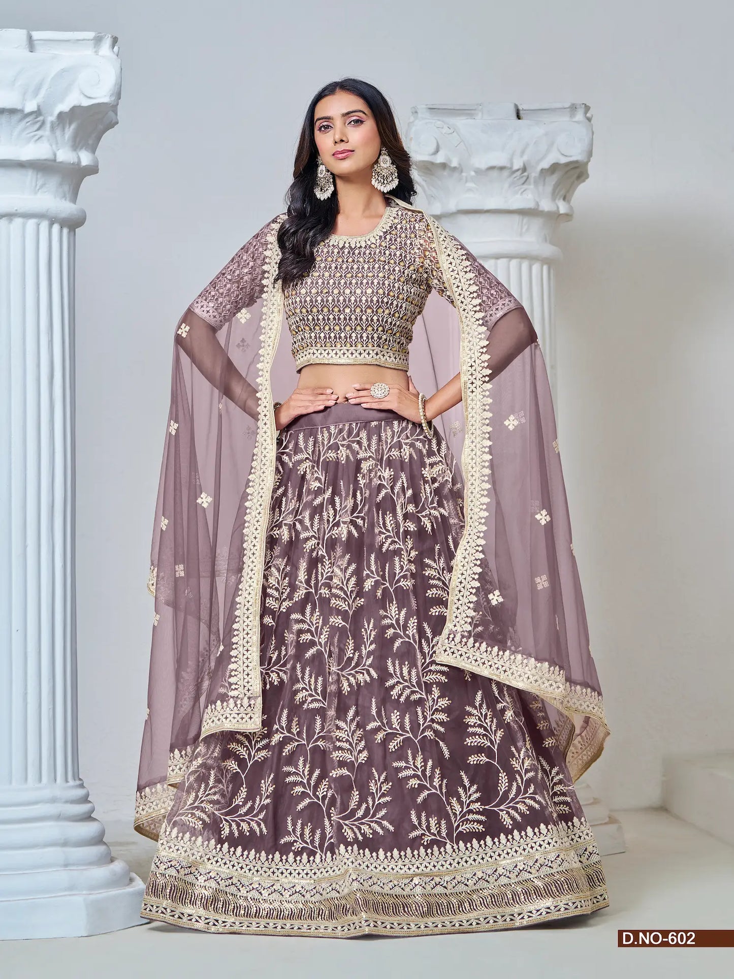 Lehenga choli en filet violet pâle avec broderie au fil et sequins