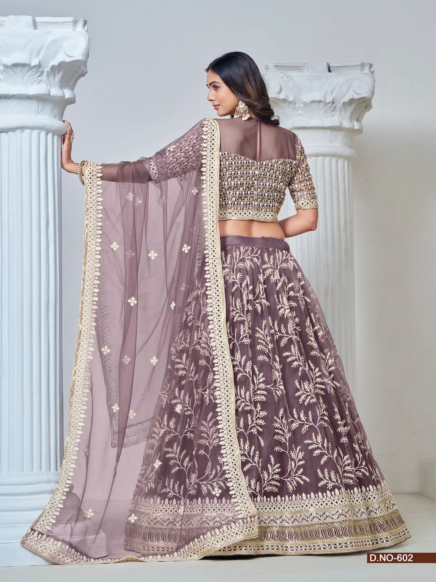 Lehenga choli en filet violet pâle avec broderie au fil et sequins