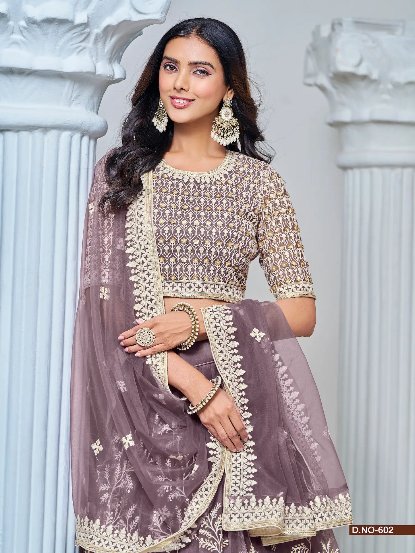 Lehenga choli en filet violet pâle avec broderie au fil et sequins