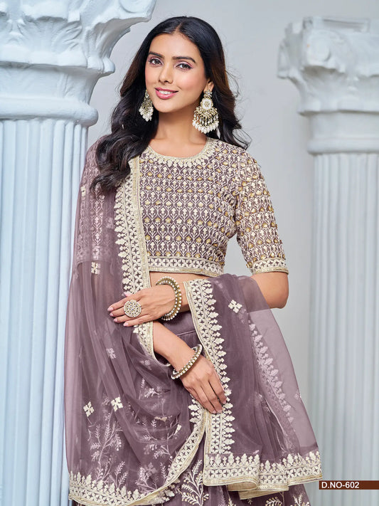Lehenga choli en filet violet pâle avec broderie au fil et sequins