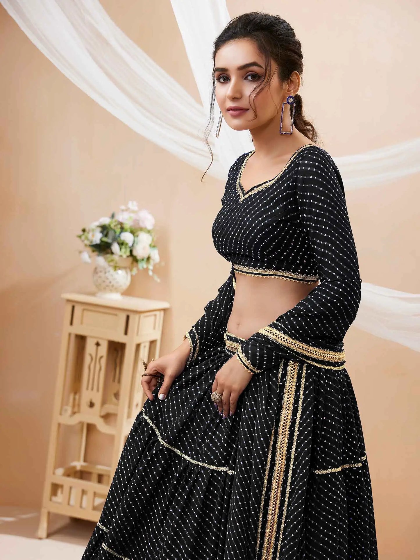 Lehenga noir en georgette avec imprimé Leheriya et travail de dentelle sur toute la surface