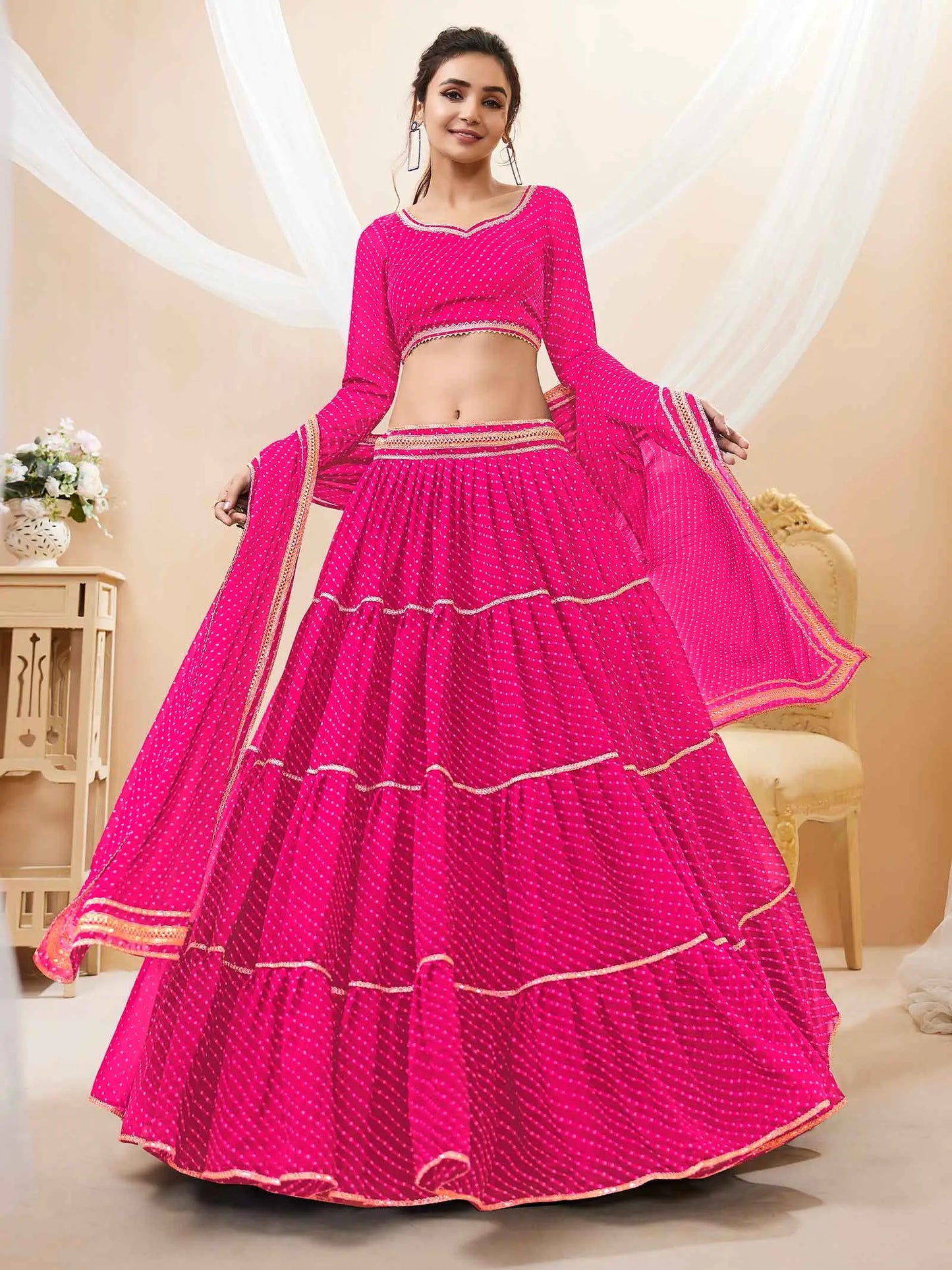 Lehenga rose en georgette avec imprimé Leheriya et travail de dentelle sur toute la surface
