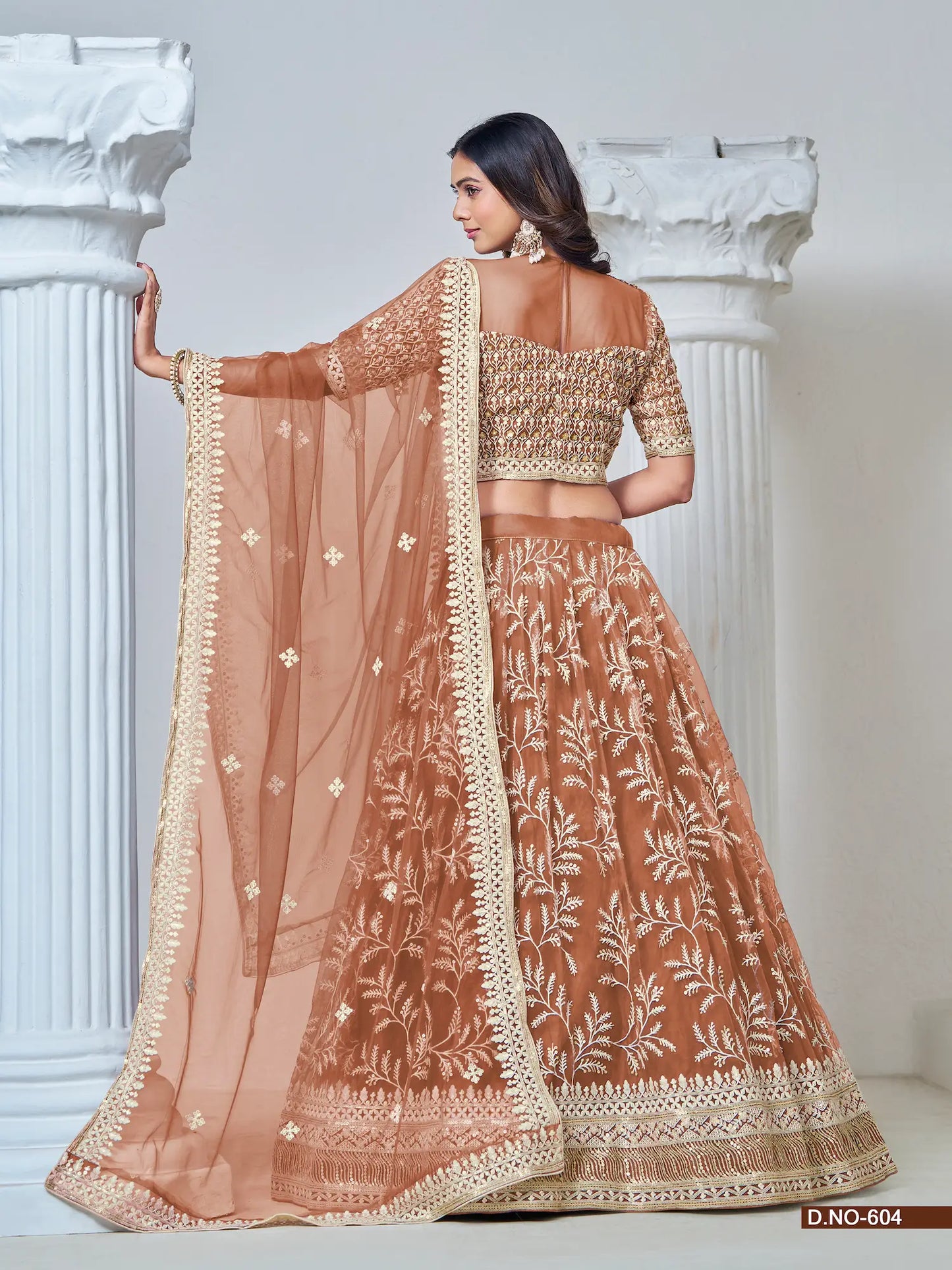 Rostorangefarbenes Lehenga Choli aus Netzstoff mit Fadenstickerei und Pailletten