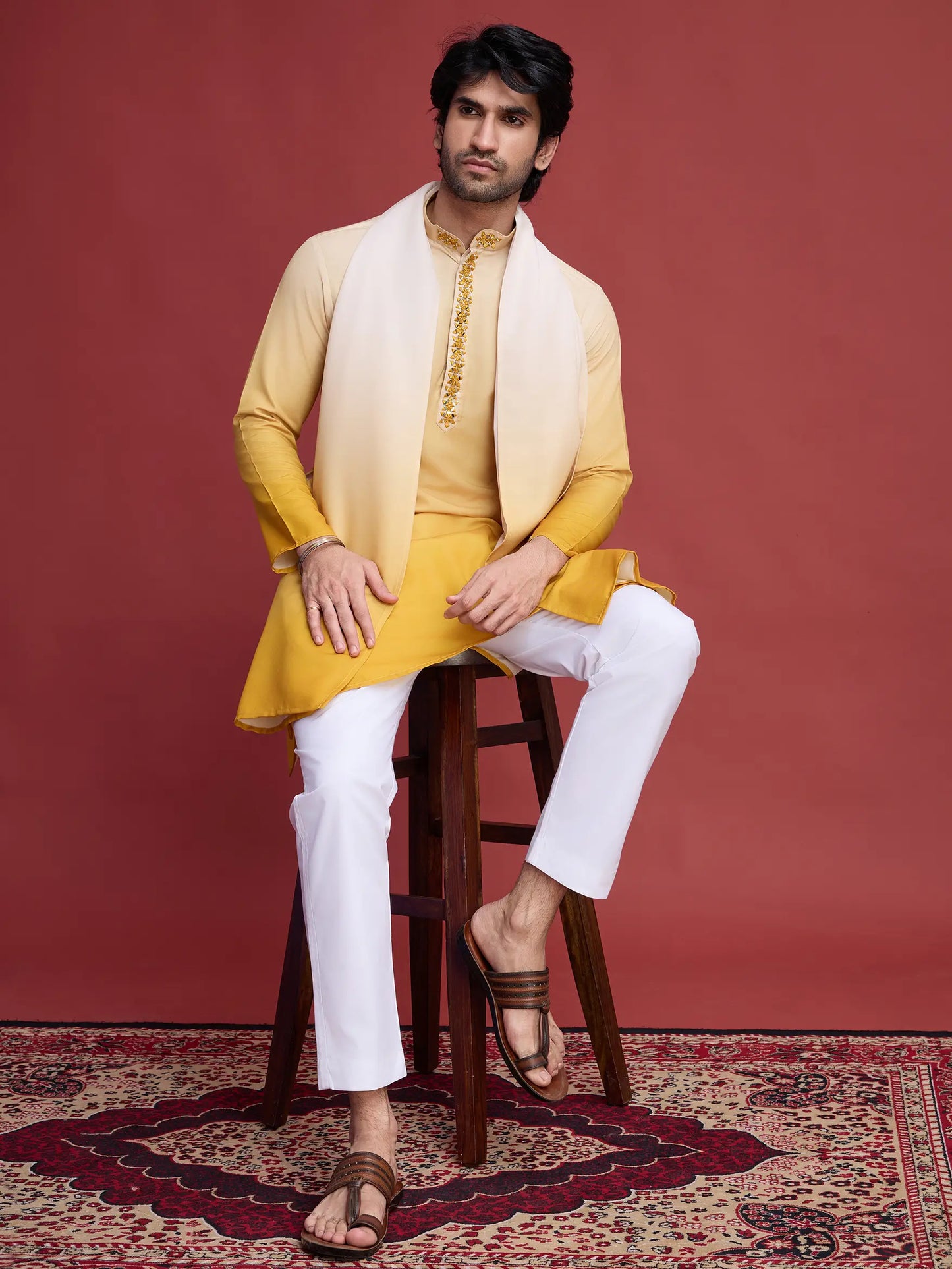 Gelbes Kurta mit Spiegelstickerei und Dupatta