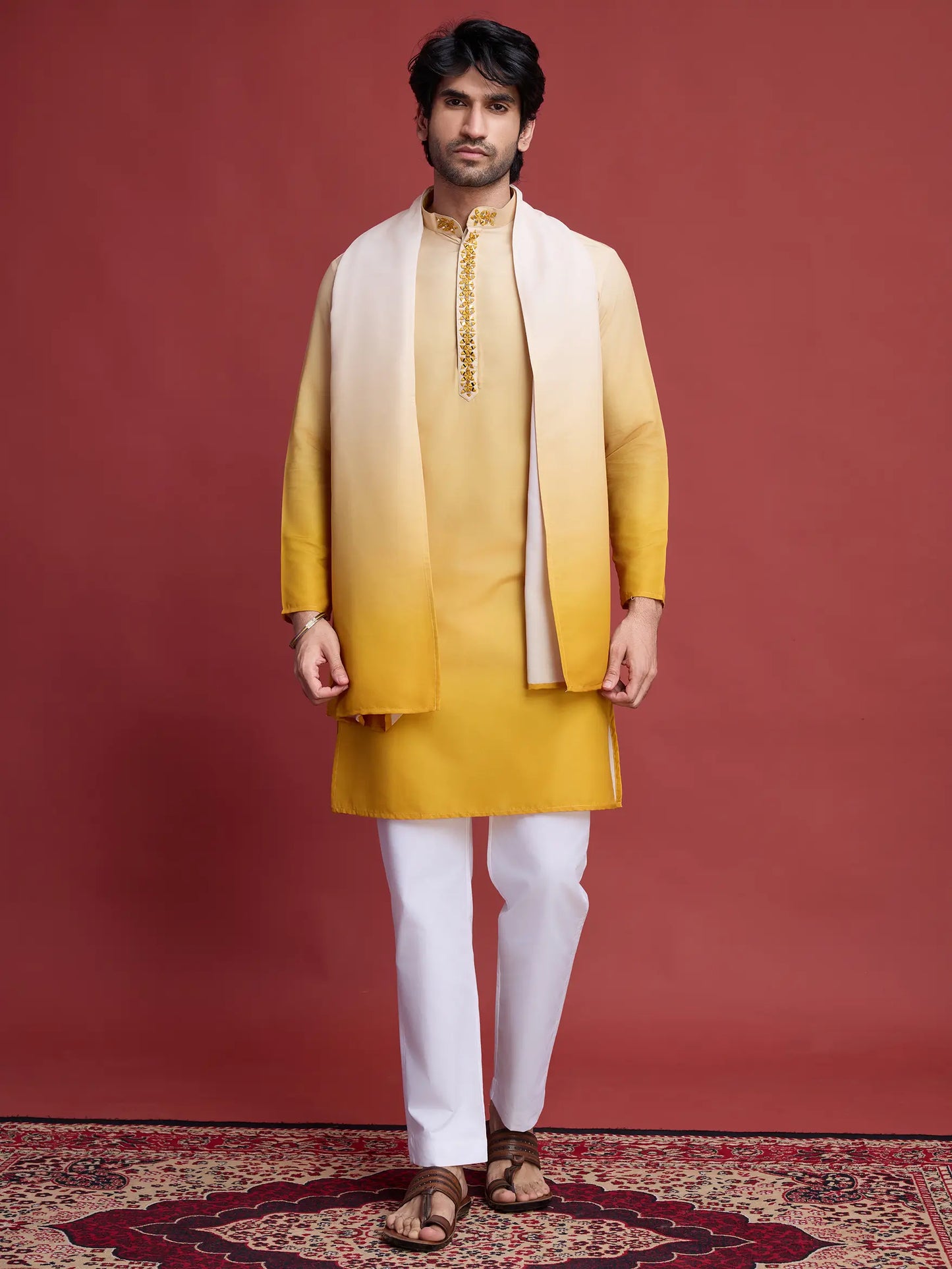 Gelbes Kurta mit Spiegelstickerei und Dupatta