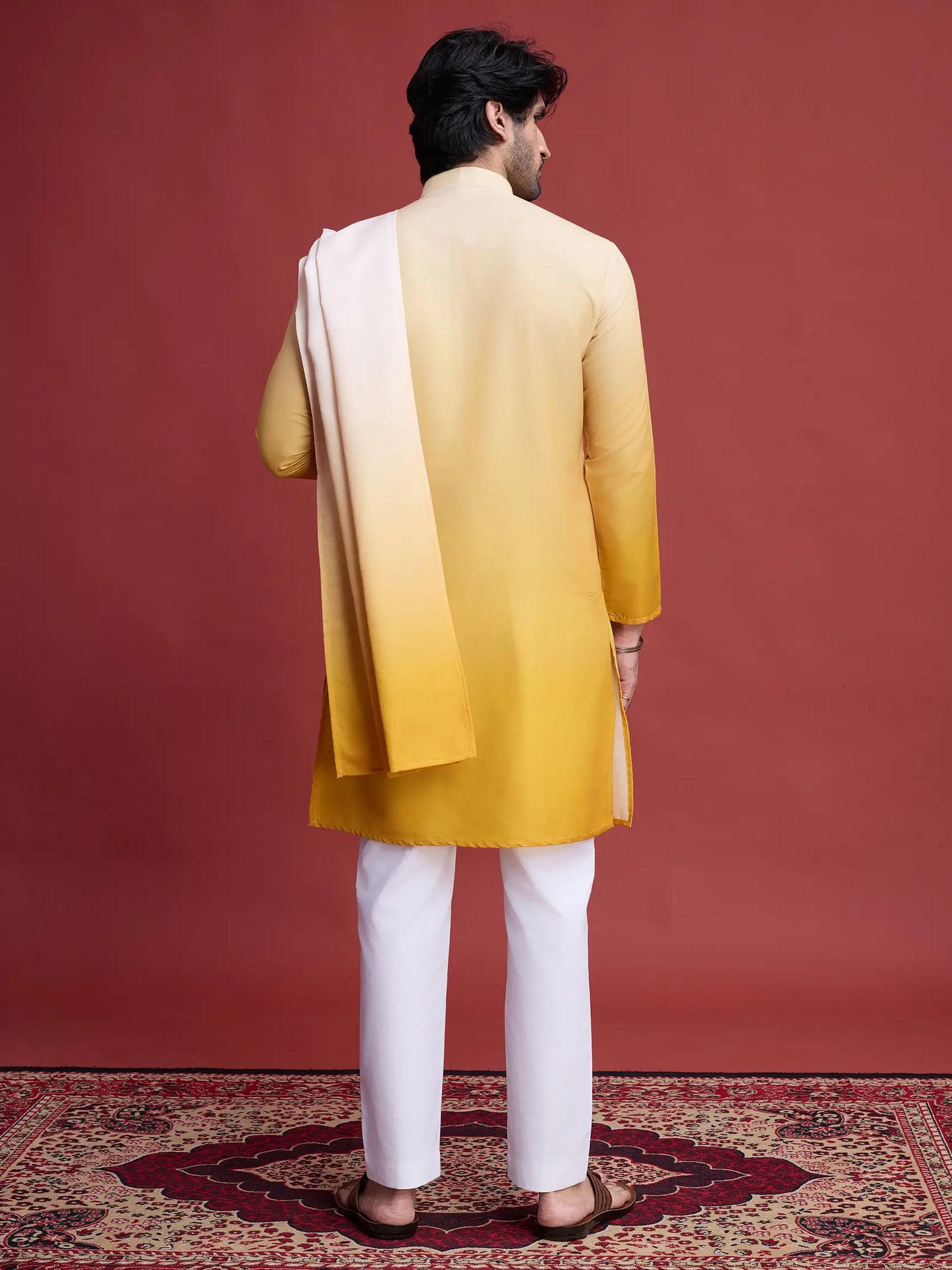 Gelbes Kurta mit Spiegelstickerei und Dupatta