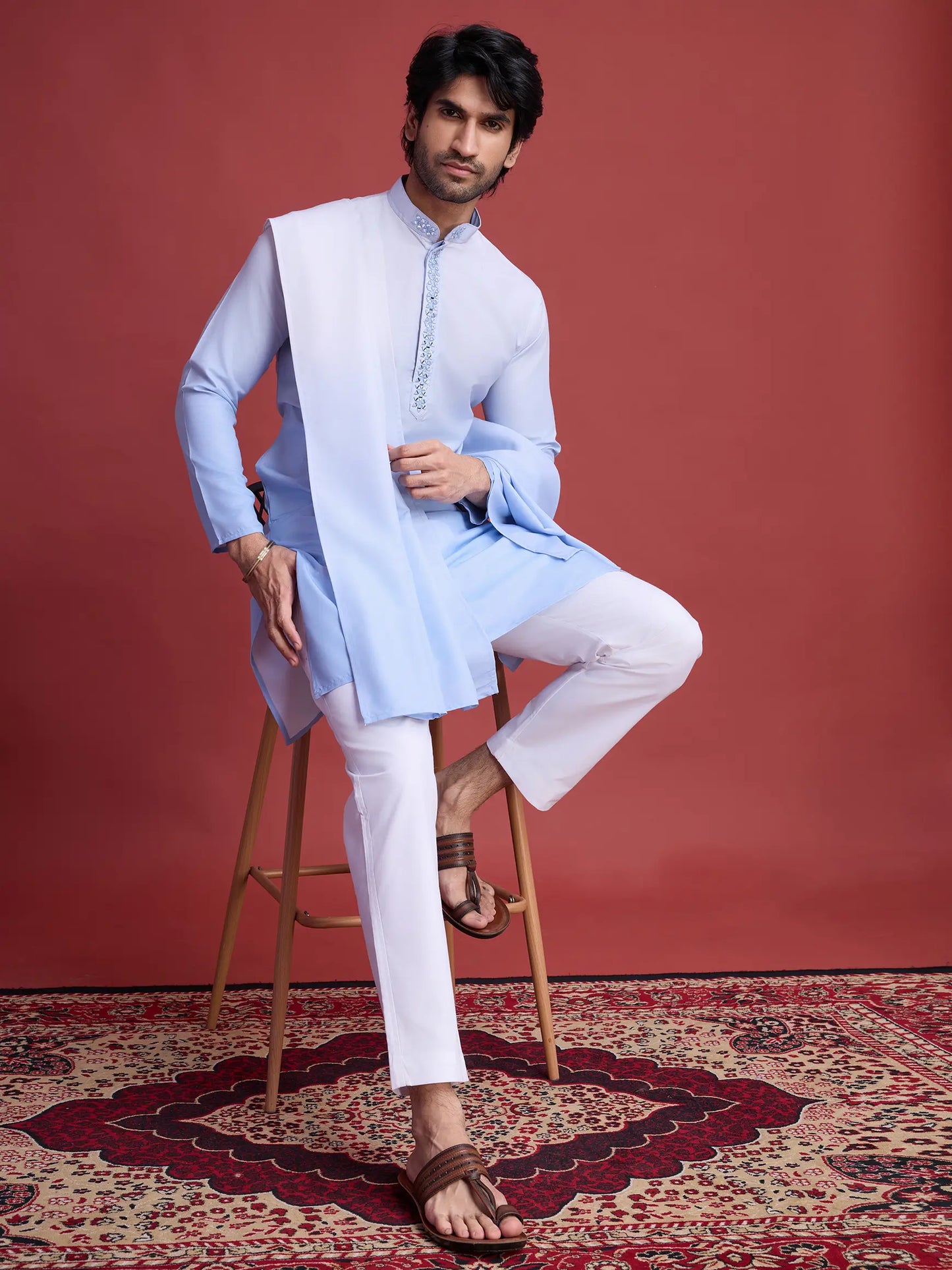 Himmelblaues Kurta mit Spiegelstickerei und Dupatta