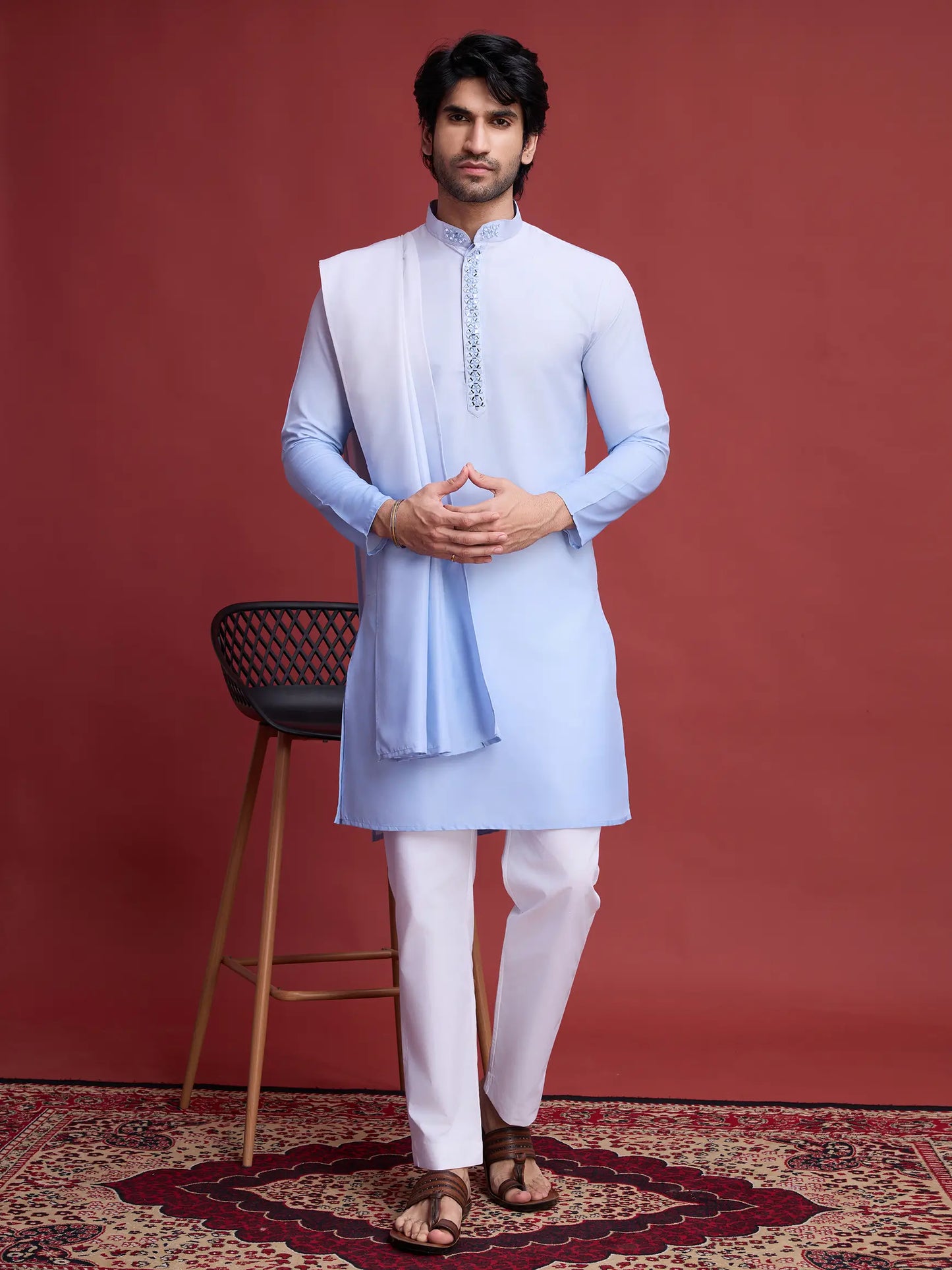 Himmelblaues Kurta mit Spiegelstickerei und Dupatta