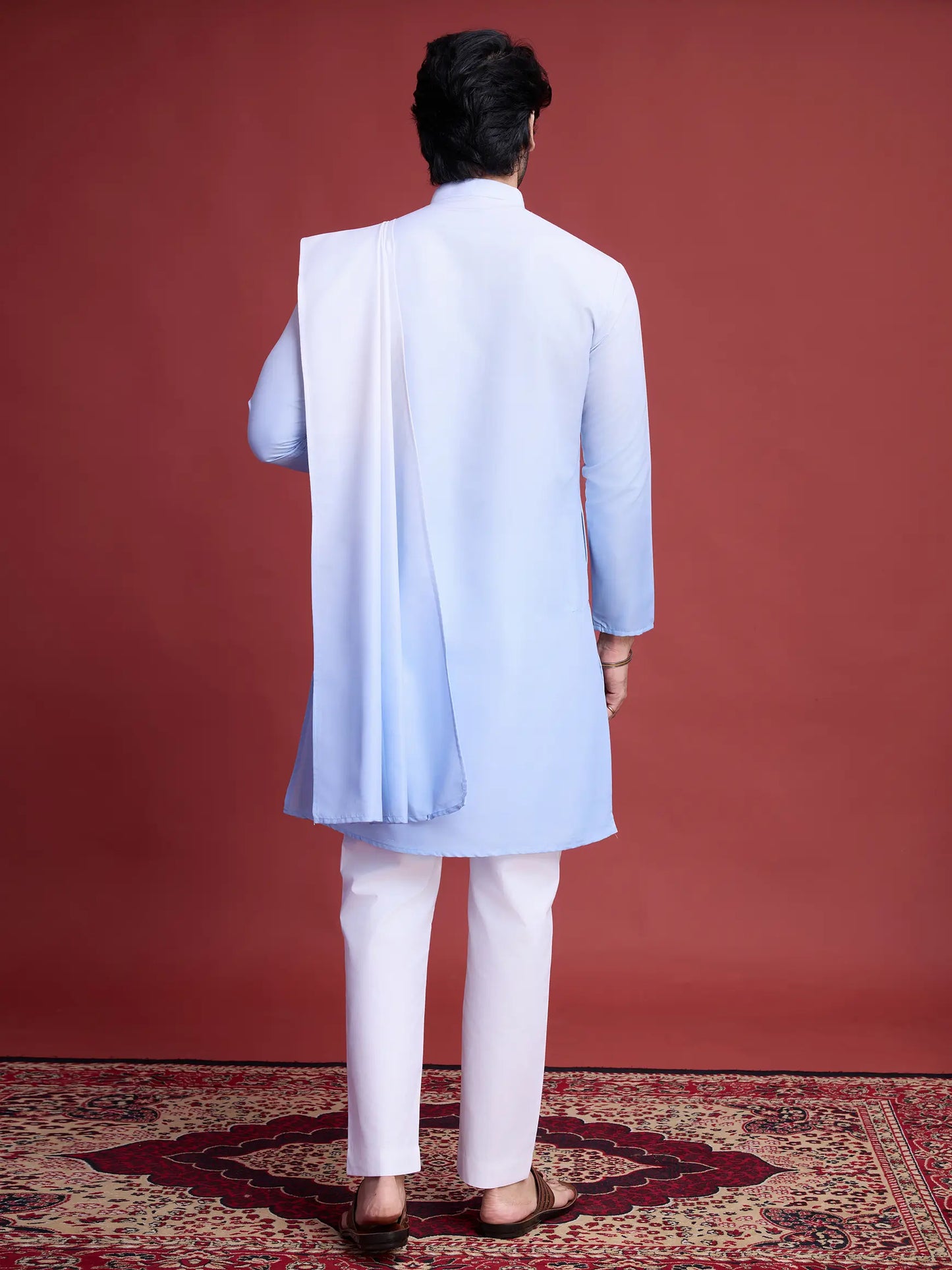 Himmelblaues Kurta mit Spiegelstickerei und Dupatta