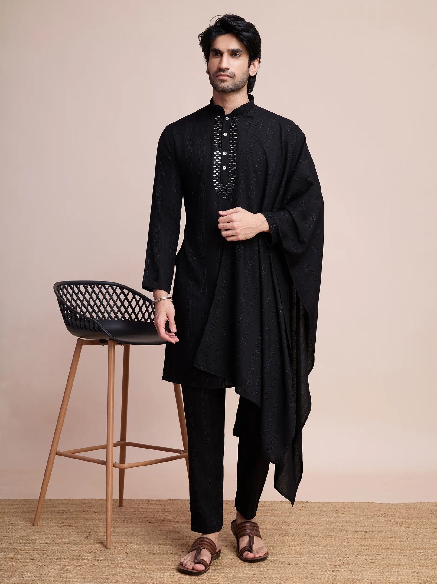 Schwarze Viskose-Kurta mit Spiegelstickerei auf dem Jari, begleitet von Hosen und Dupatta