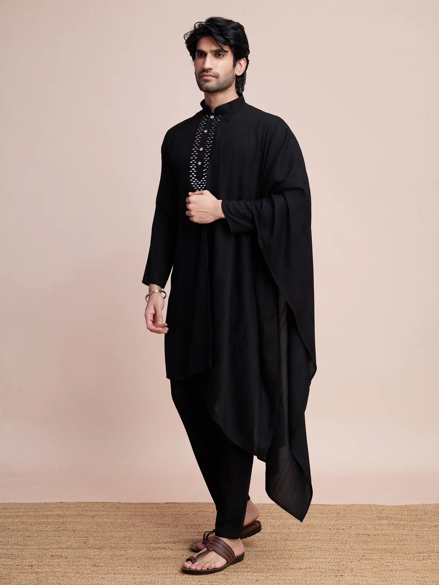 Schwarze Viskose-Kurta mit Spiegelstickerei auf dem Jari, begleitet von Hosen und Dupatta