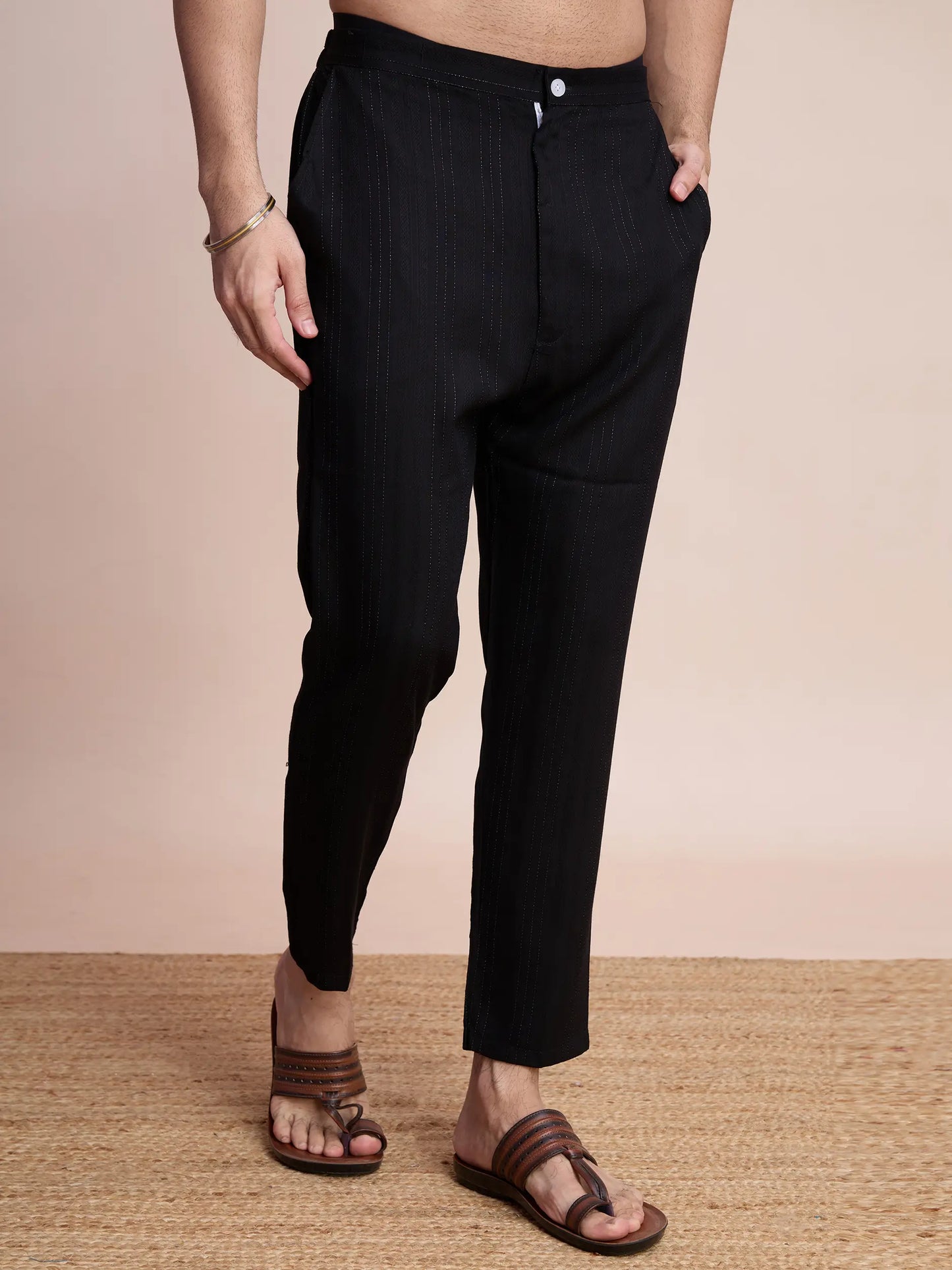 Schwarze Viskose-Kurta mit Spiegelstickerei auf dem Jari, begleitet von Hosen und Dupatta