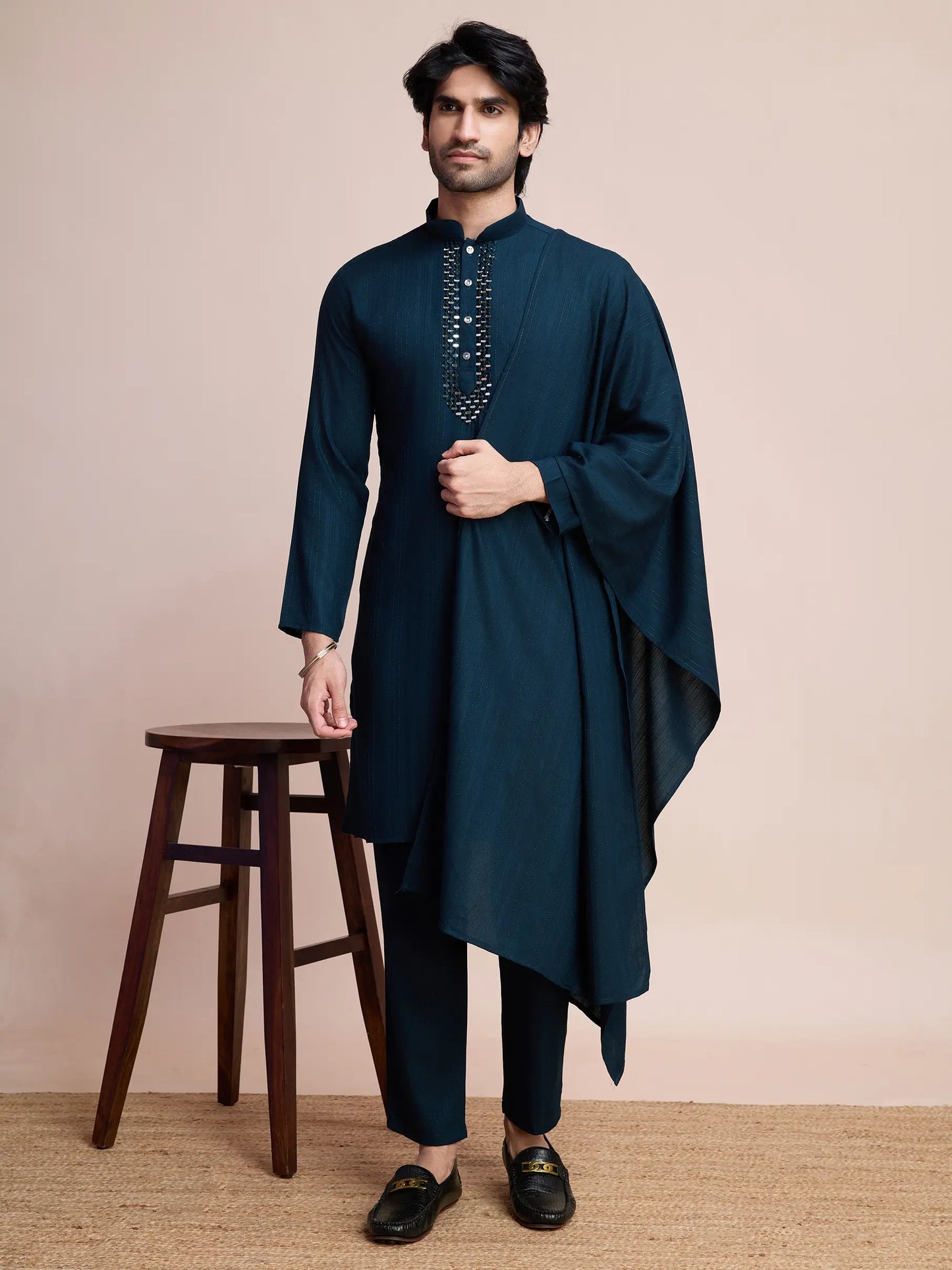 Blaugrüne Viskose-Kurta mit Spiegelstickerei auf Jari, begleitet von Hosen und Dupatta