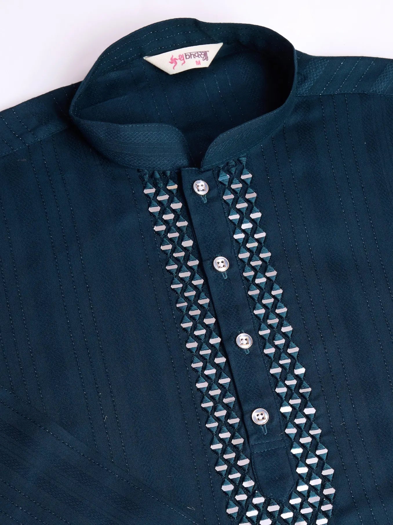 Blaugrüne Viskose-Kurta mit Spiegelstickerei auf Jari, begleitet von Hosen und Dupatta