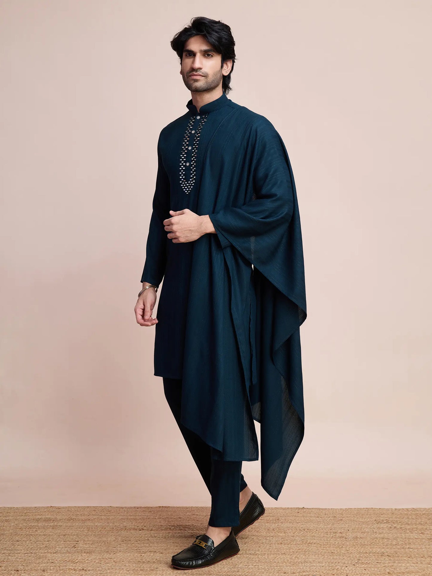 Blaugrüne Viskose-Kurta mit Spiegelstickerei auf Jari, begleitet von Hosen und Dupatta