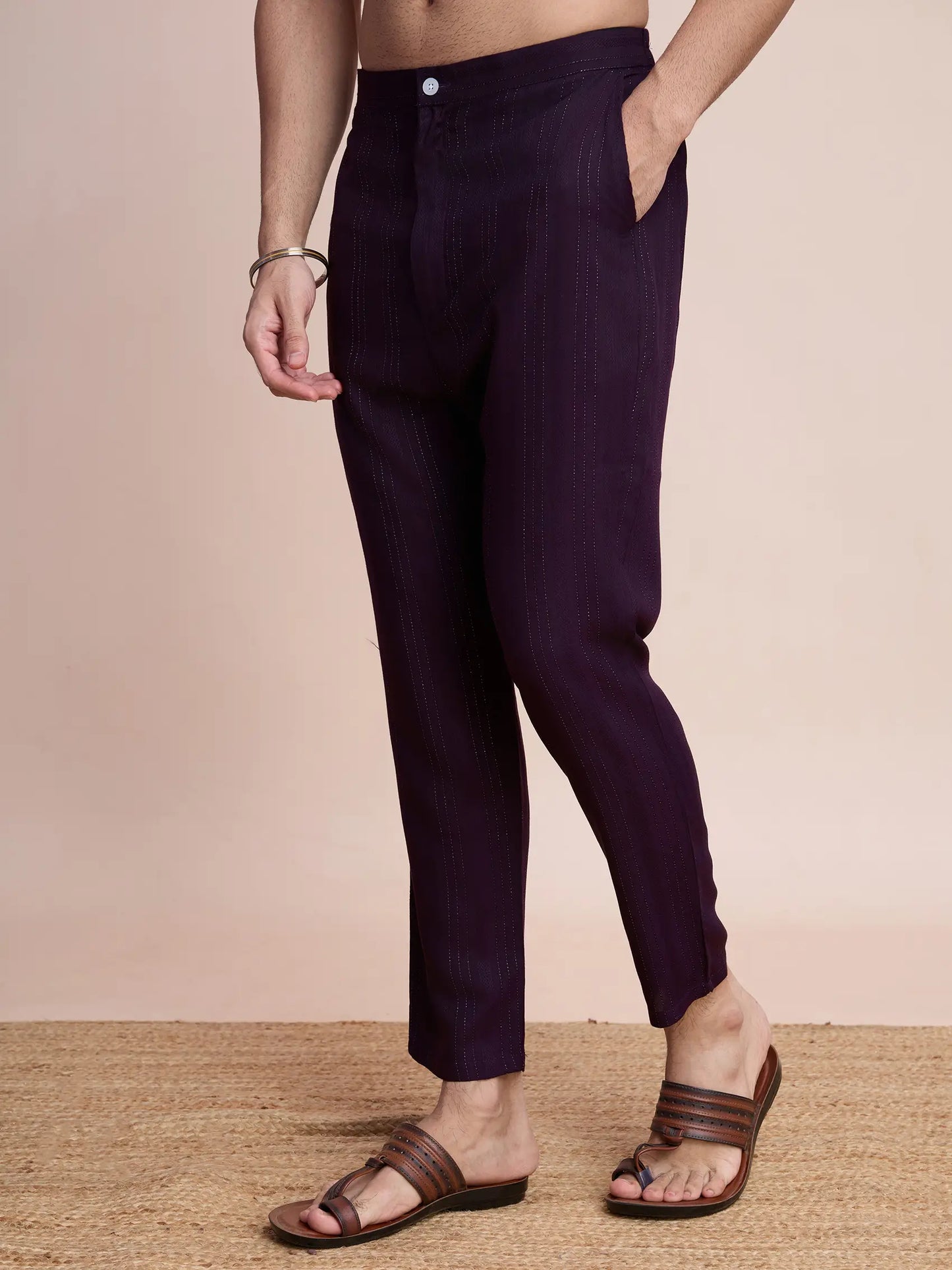 Lilafarbene Viskose-Kurta mit Spiegelstickerei auf dem Jari, dazu Hose und Dupatta