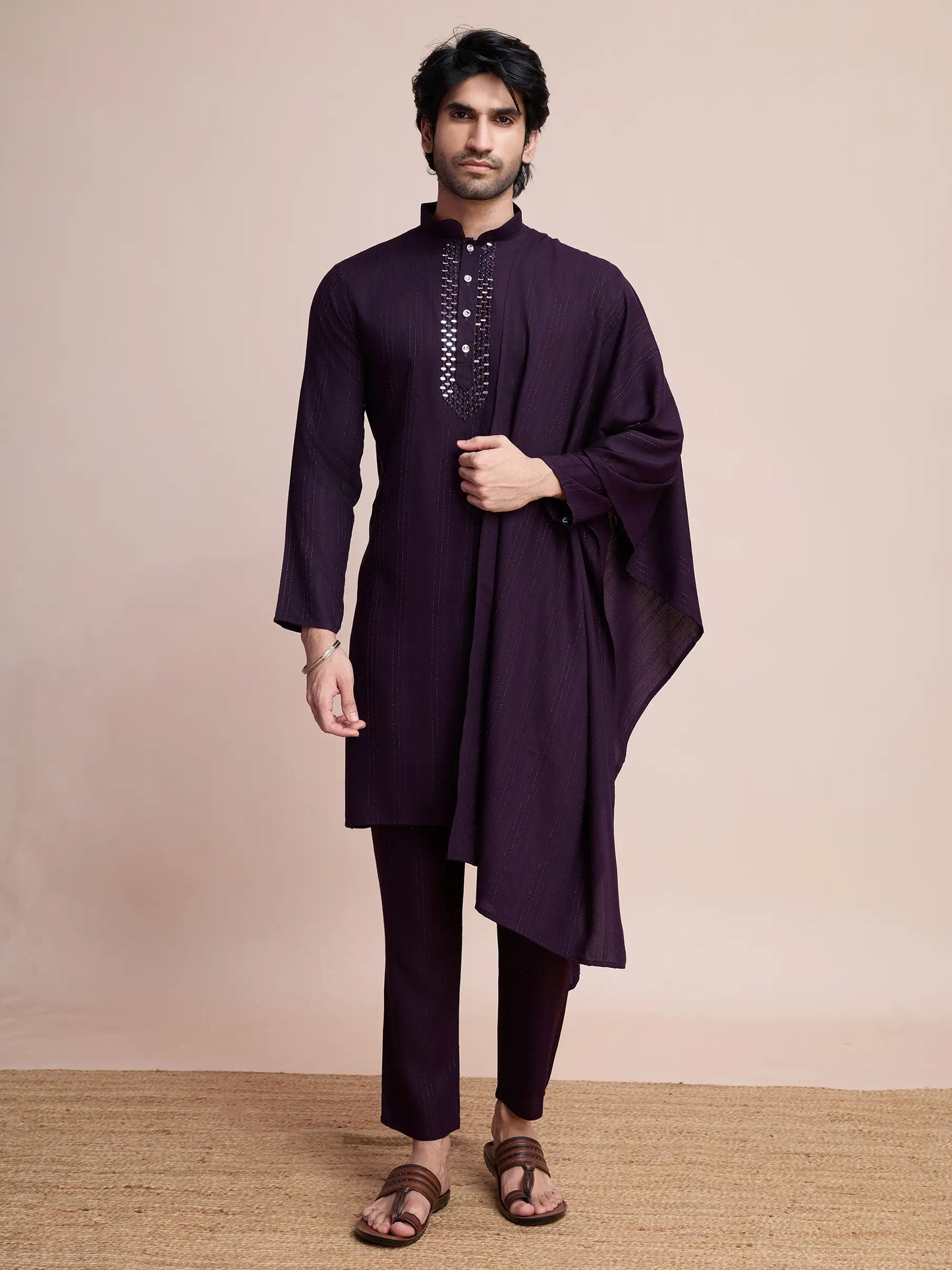 Lilafarbene Viskose-Kurta mit Spiegelstickerei auf dem Jari, dazu Hose und Dupatta