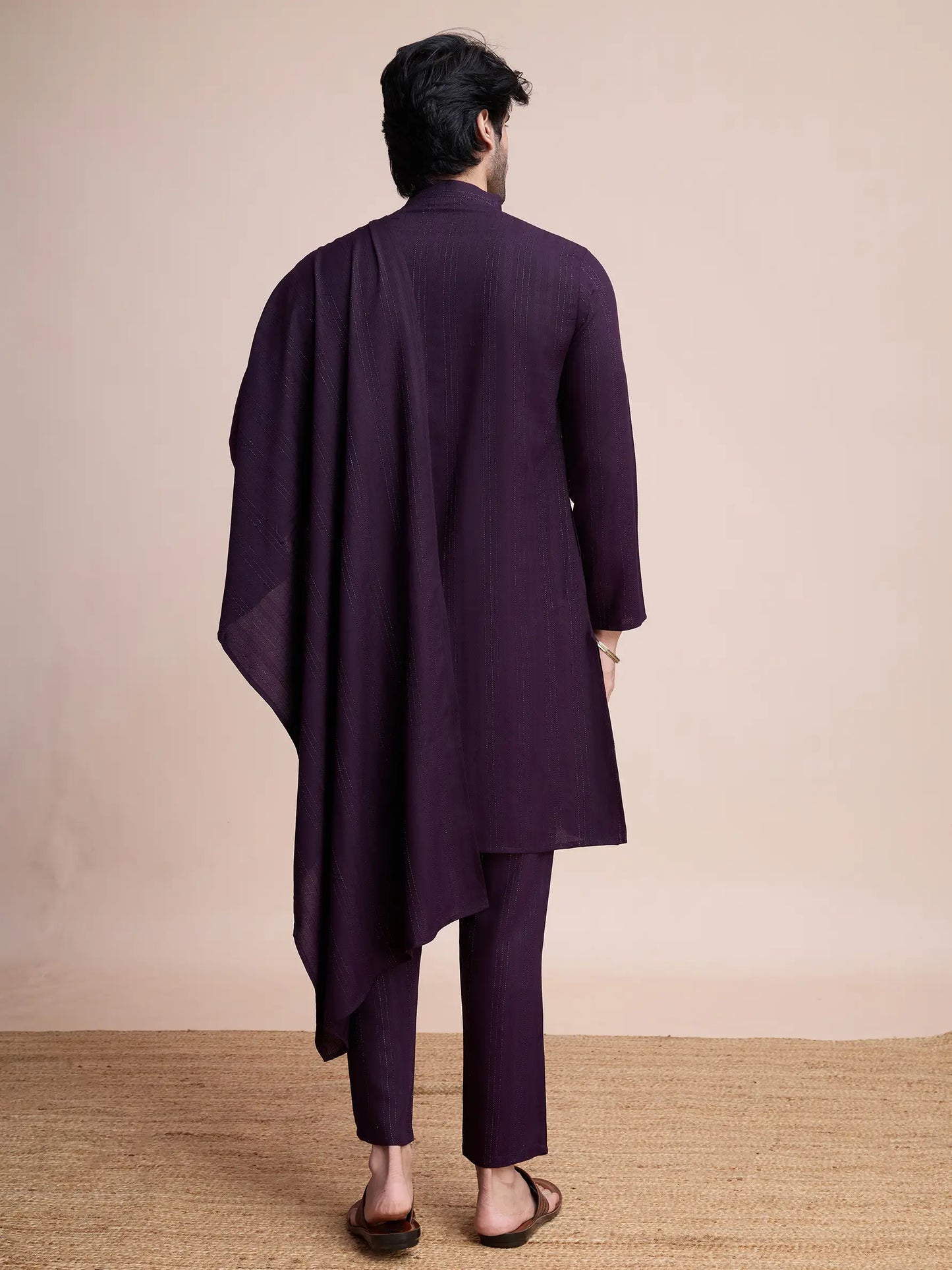 Lilafarbene Viskose-Kurta mit Spiegelstickerei auf dem Jari, dazu Hose und Dupatta