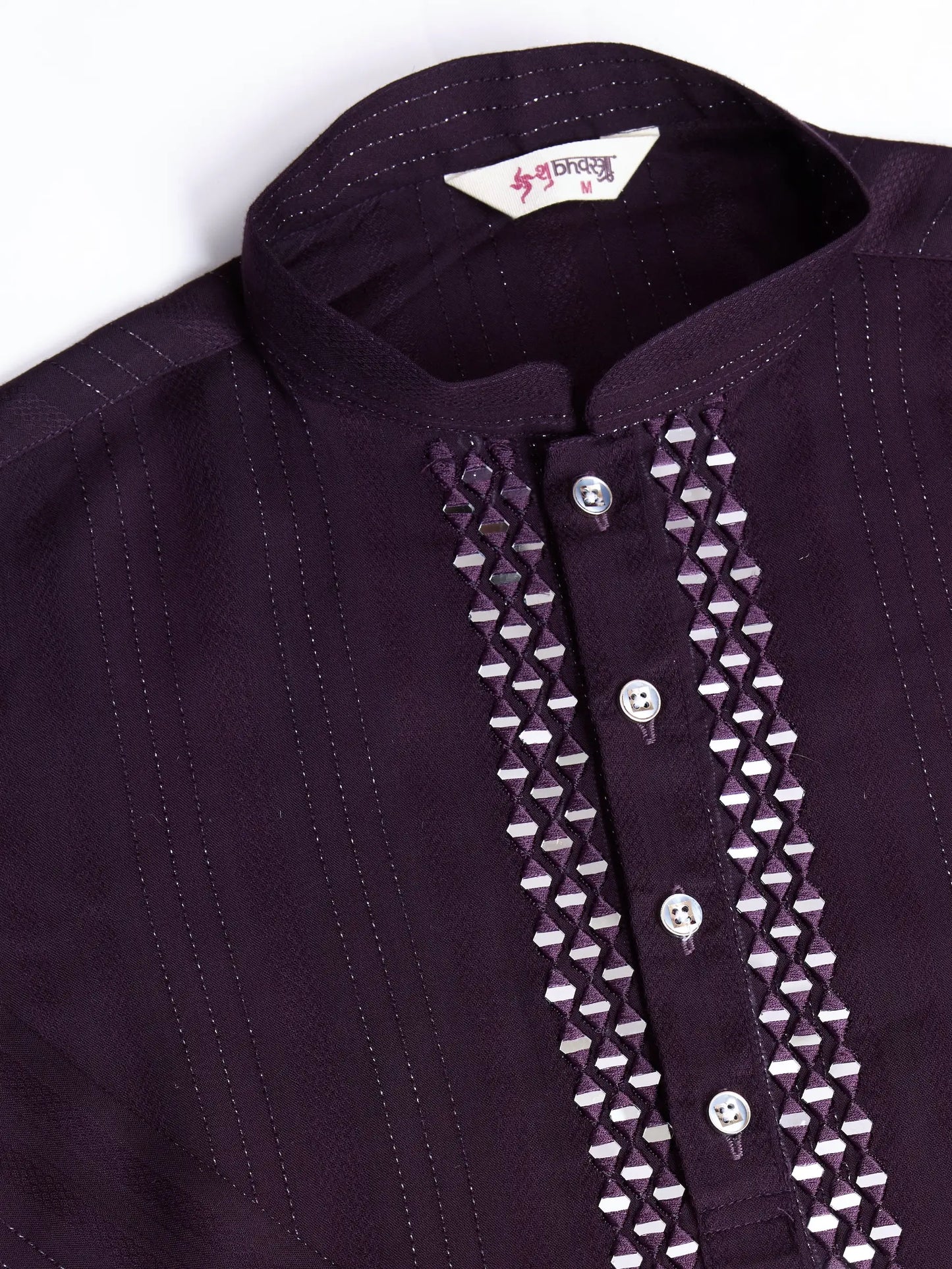 Lilafarbene Viskose-Kurta mit Spiegelstickerei auf dem Jari, dazu Hose und Dupatta