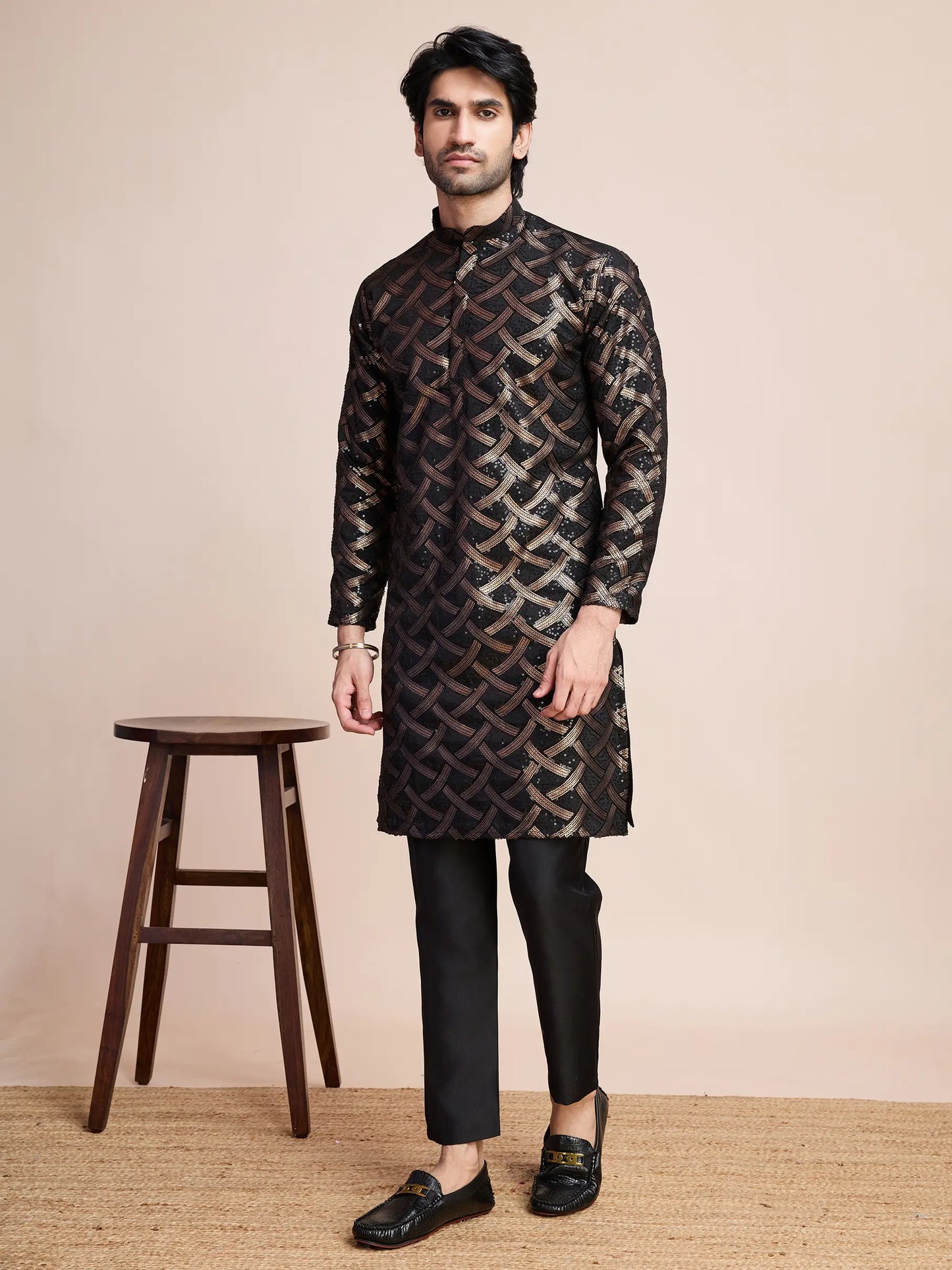 Schwarzes Seiden-Kurta mit Fadenstickerei und Pailletten AAMAN COLLECTION