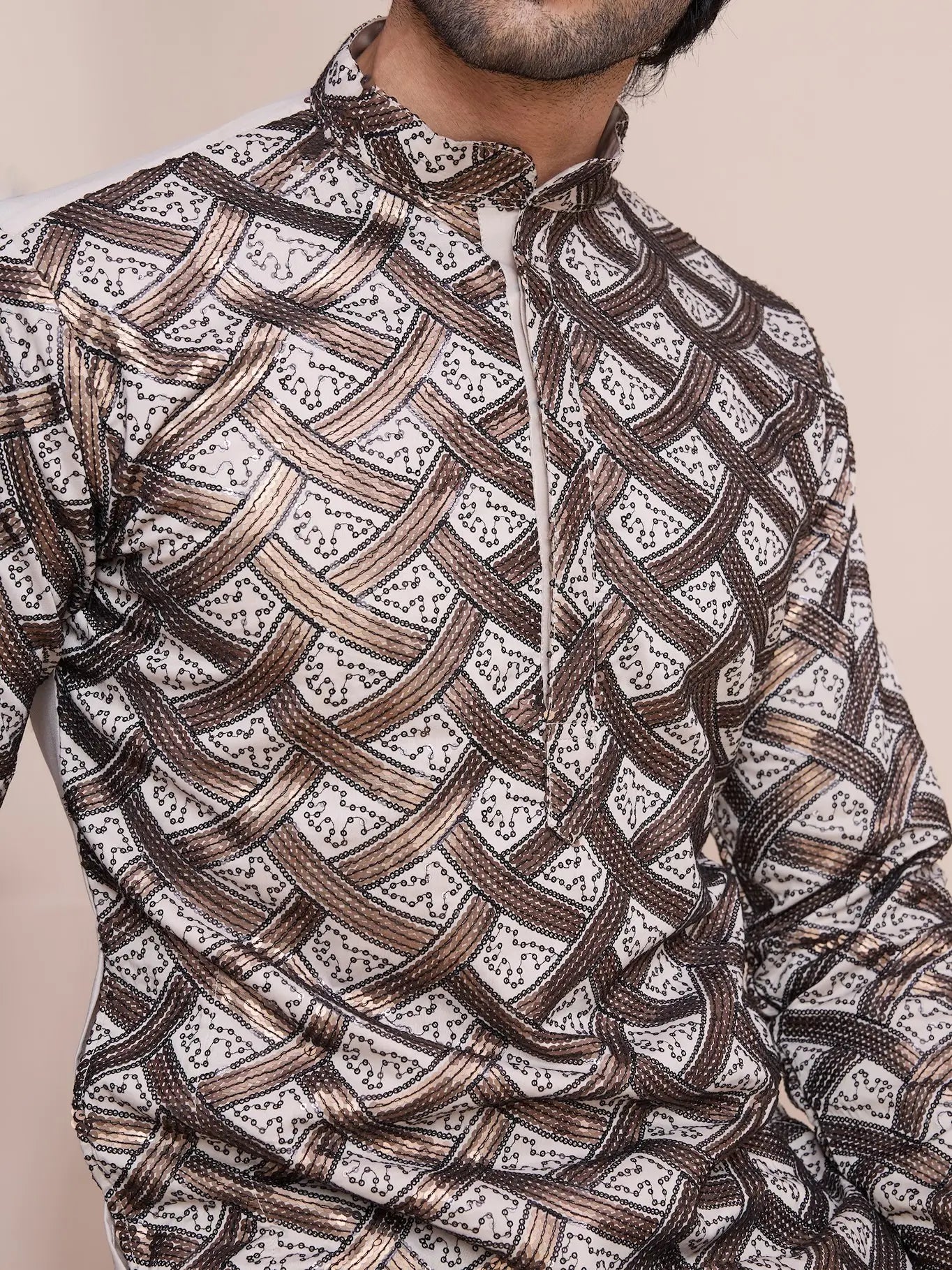 Beige Seiden-Kurta mit Fadenstickerei und Pailletten AAMAN COLLECTION