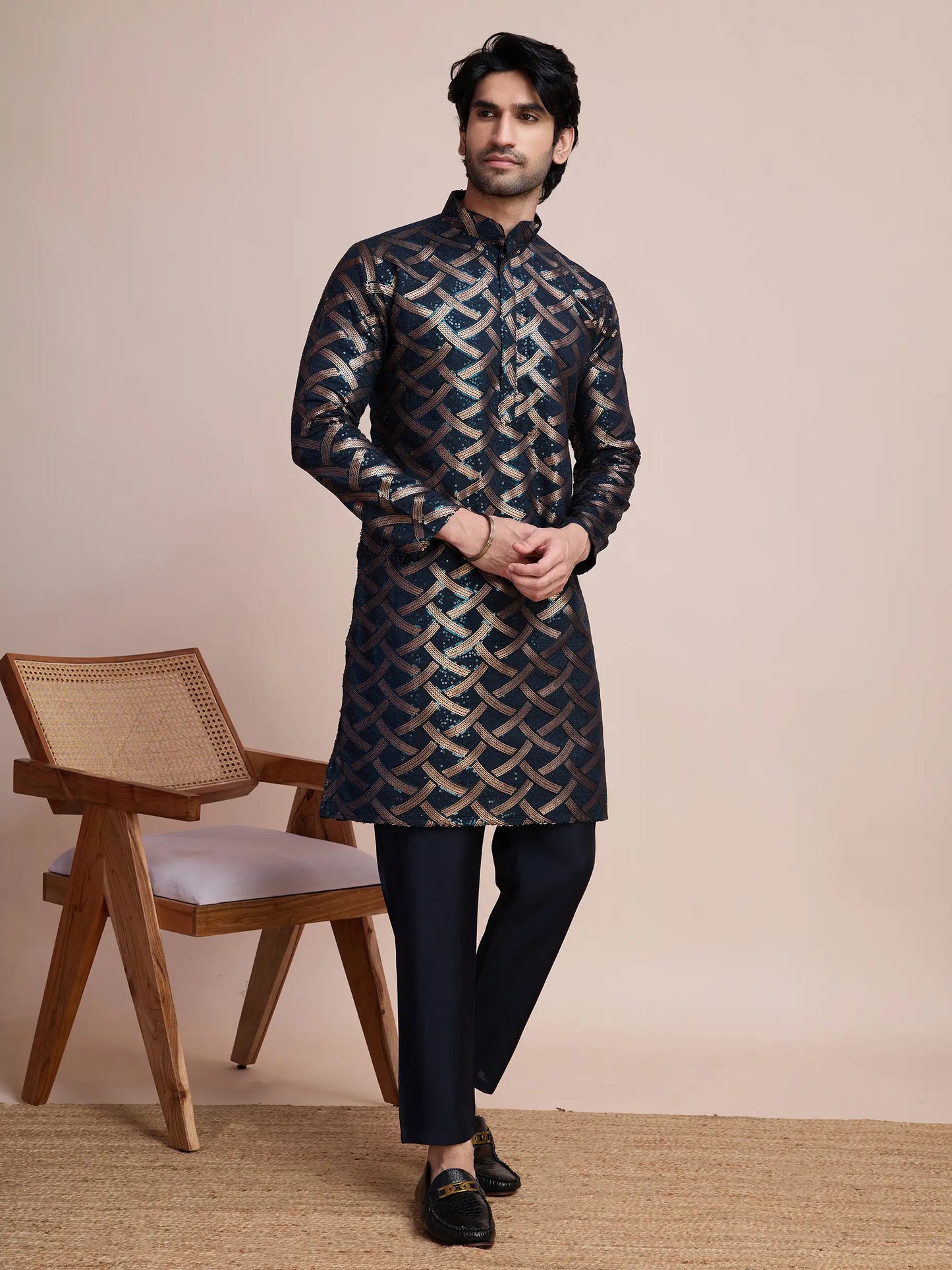 Marineblaue Seiden-Kurta mit Fadenstickerei und Pailletten AAMAN COLLECTION
