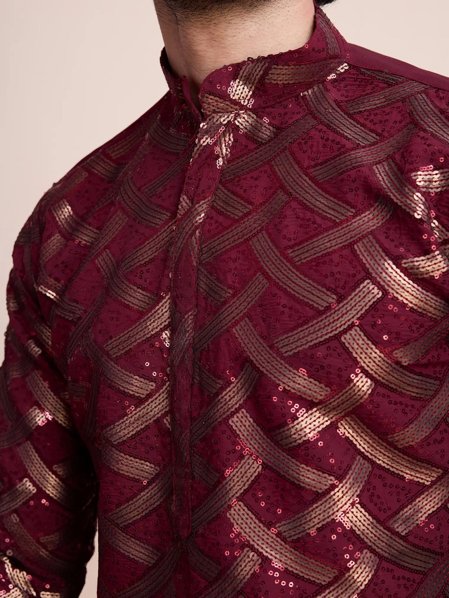 Burgunderfarbene Seiden-Kurta mit Fadenstickerei und Pailletten AAMAN COLLECTION