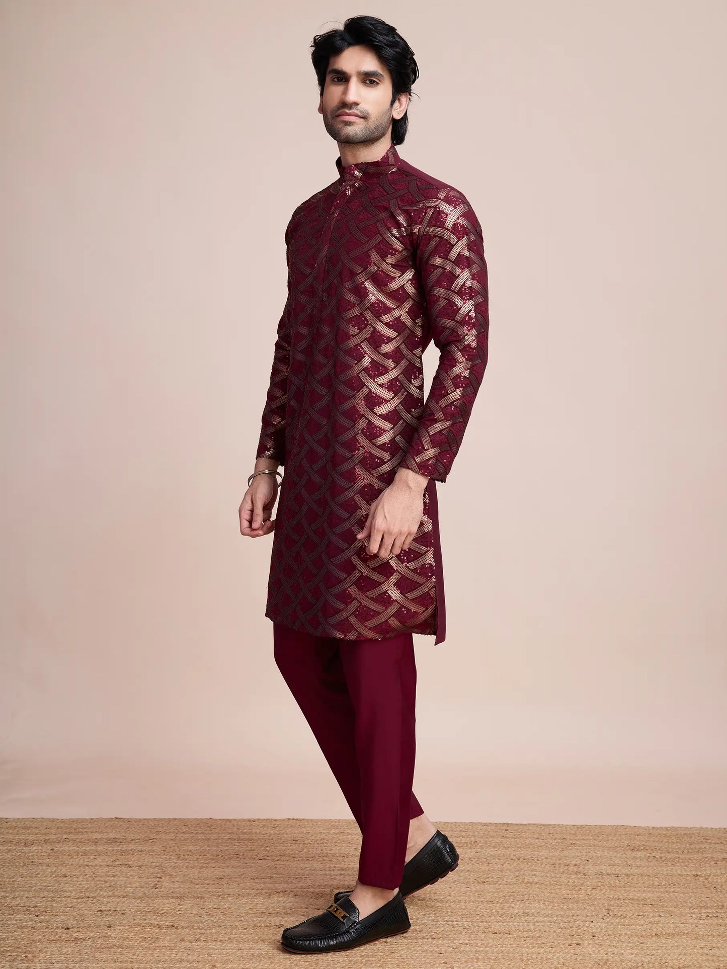 Burgunderfarbene Seiden-Kurta mit Fadenstickerei und Pailletten AAMAN COLLECTION