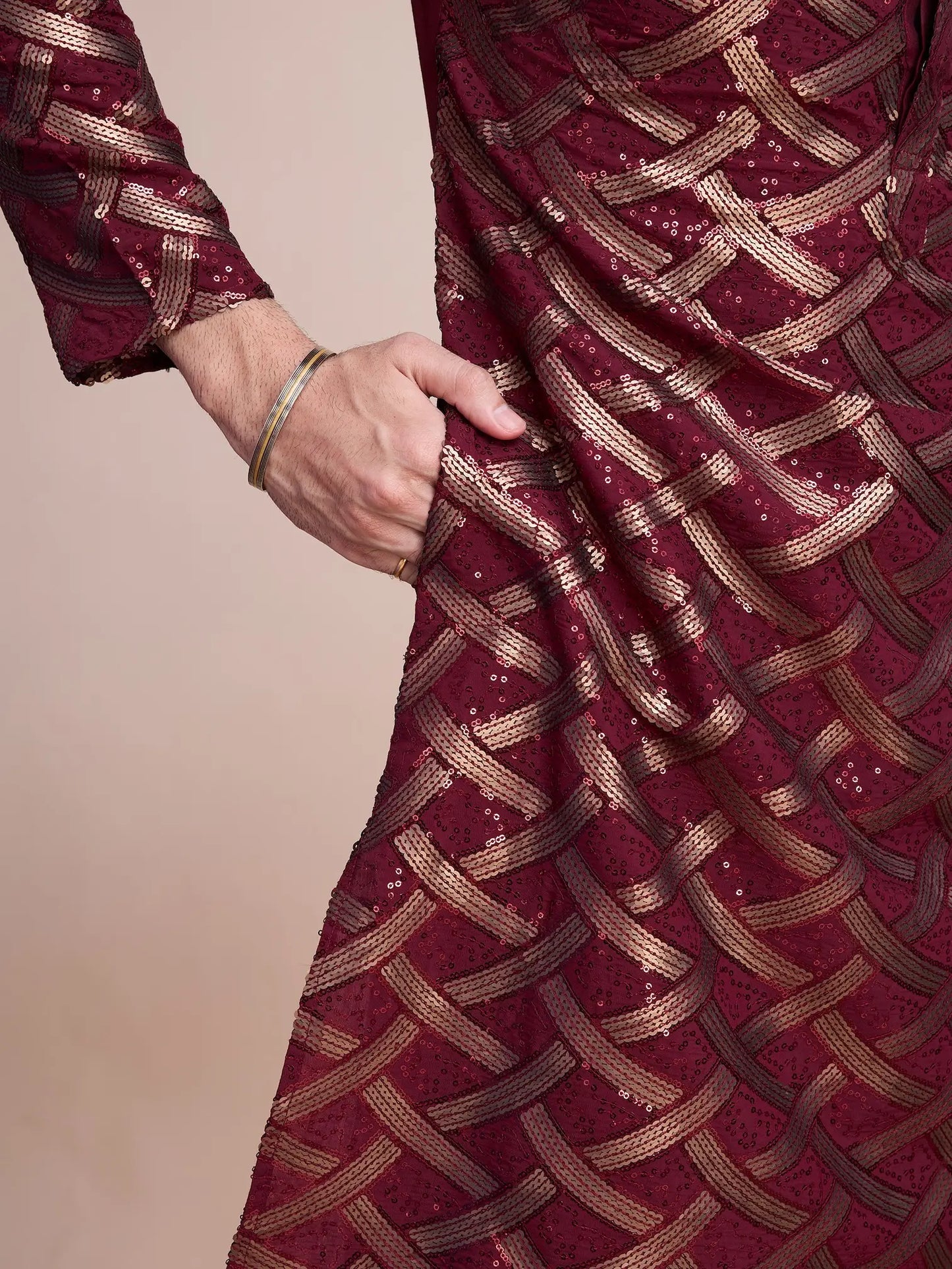 Burgunderfarbene Seiden-Kurta mit Fadenstickerei und Pailletten AAMAN COLLECTION