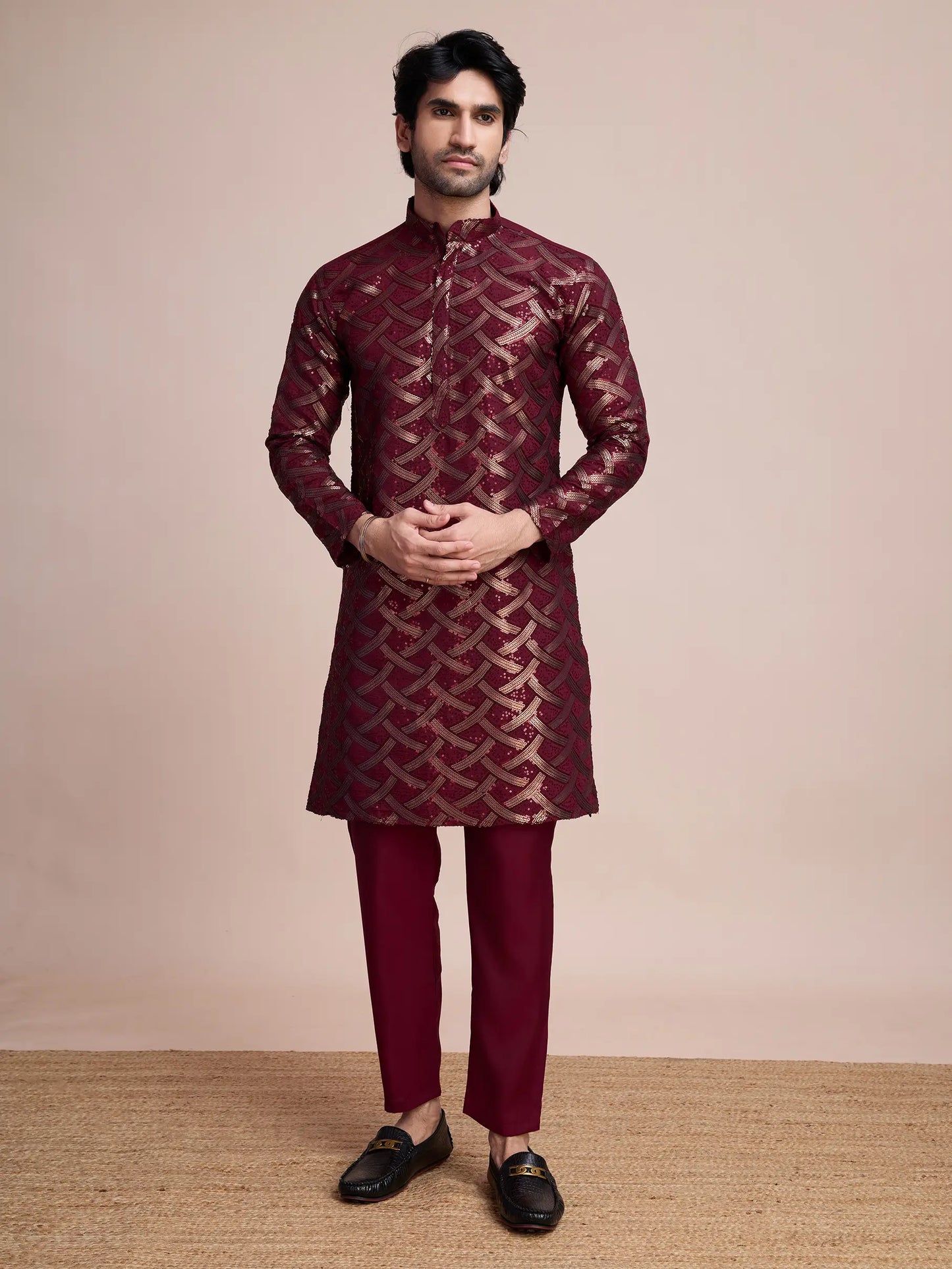 Burgunderfarbene Seiden-Kurta mit Fadenstickerei und Pailletten AAMAN COLLECTION