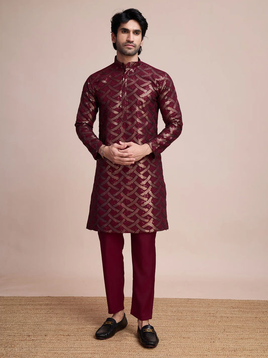 Kurta en soie bordeaux avec broderie au fil et sequins COLLECTION AAMAN