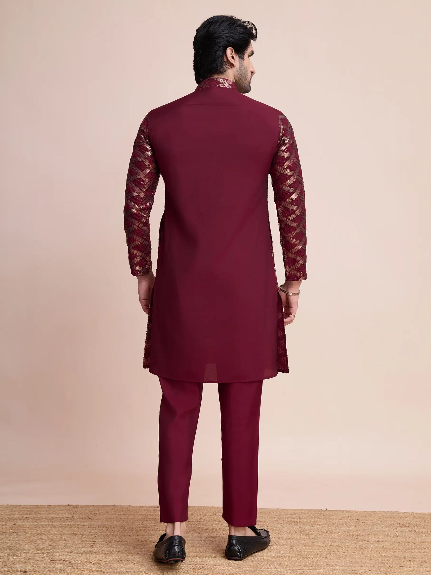 Burgunderfarbene Seiden-Kurta mit Fadenstickerei und Pailletten AAMAN COLLECTION