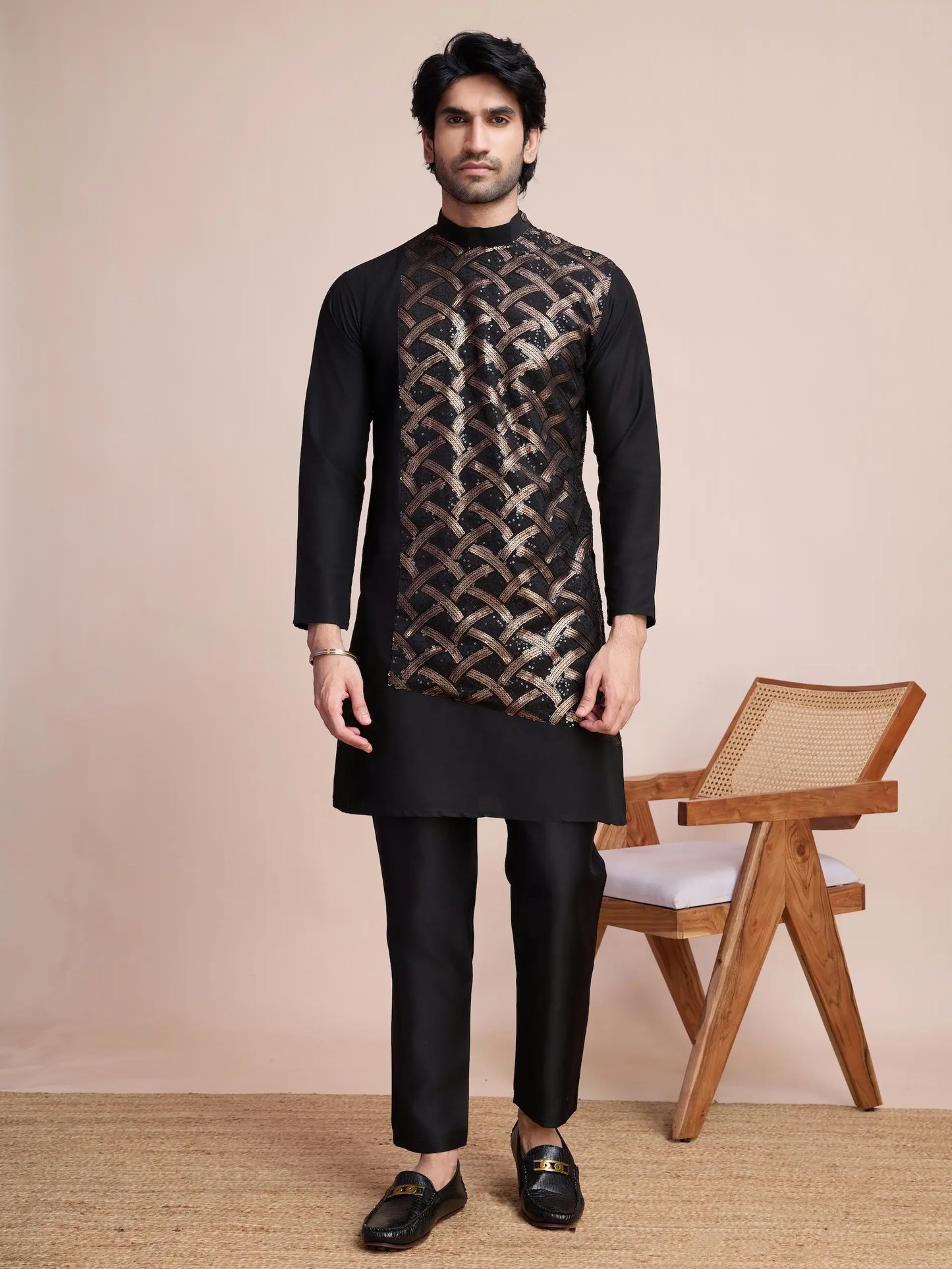 Schwarzes Seiden-Kurta, verziert mit Faden- und Paillettenstickerei, AAMAN COLLECTION