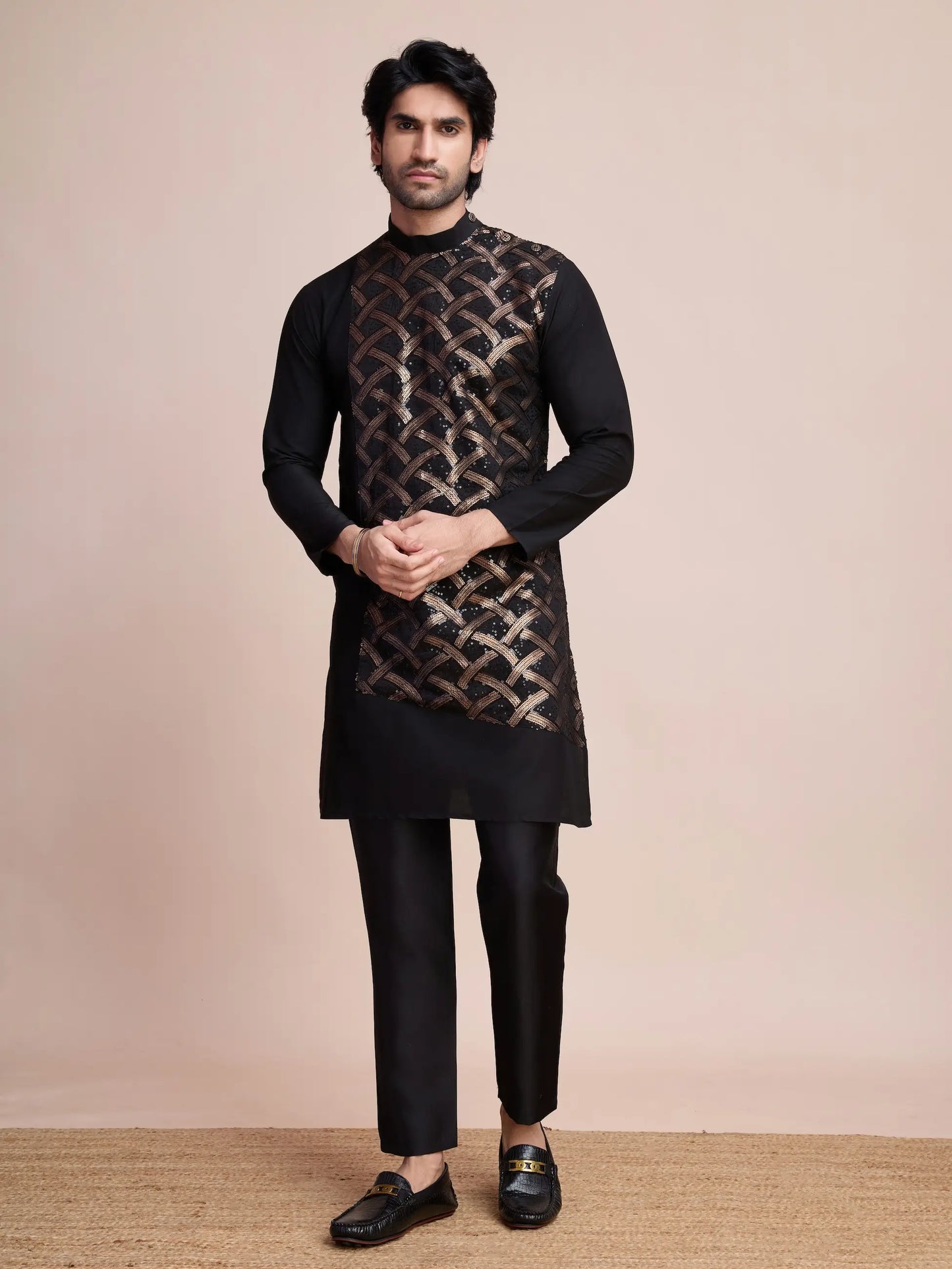 Schwarzes Seiden-Kurta, verziert mit Faden- und Paillettenstickerei, AAMAN COLLECTION
