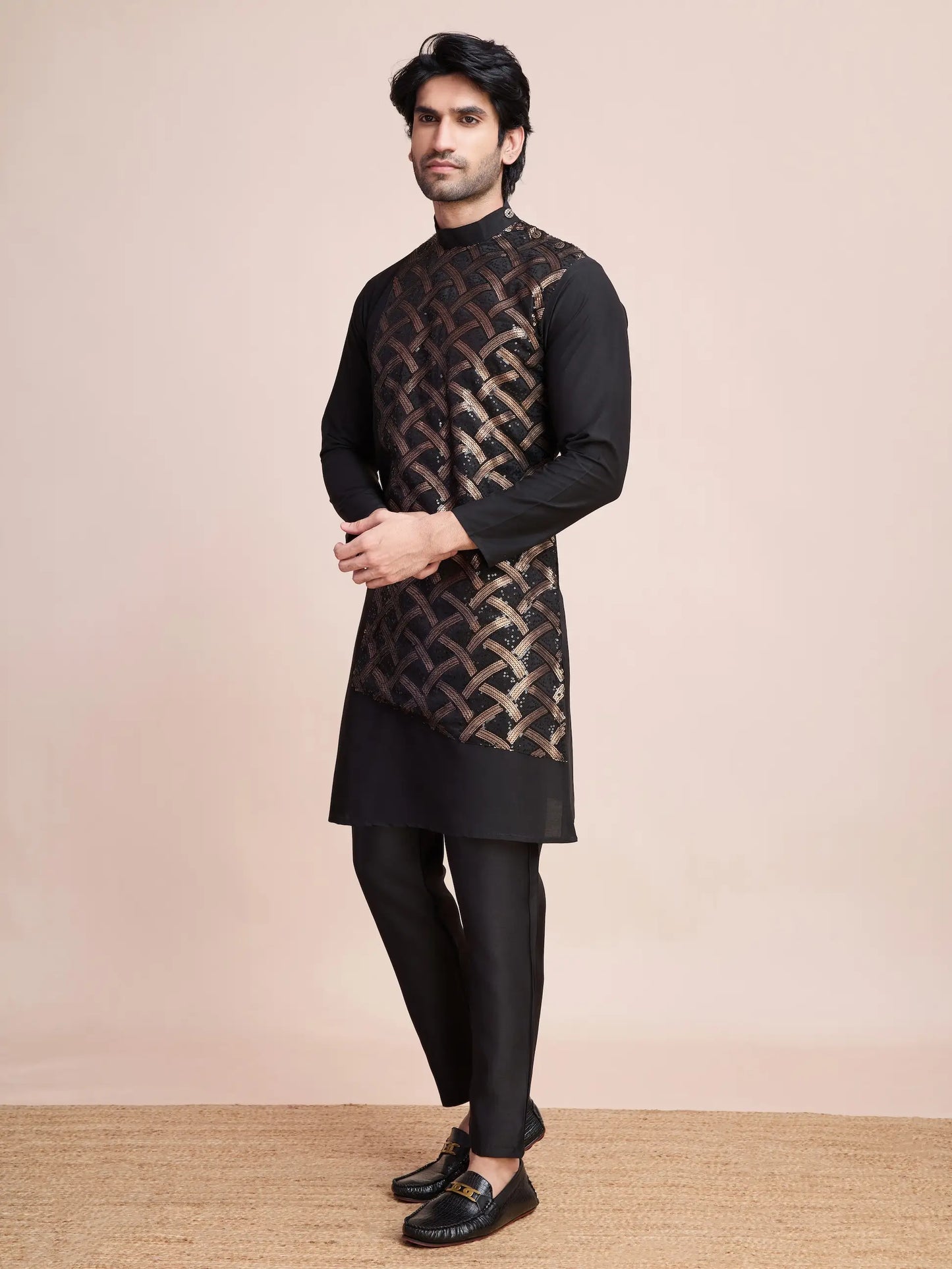 Schwarzes Seiden-Kurta, verziert mit Faden- und Paillettenstickerei, AAMAN COLLECTION