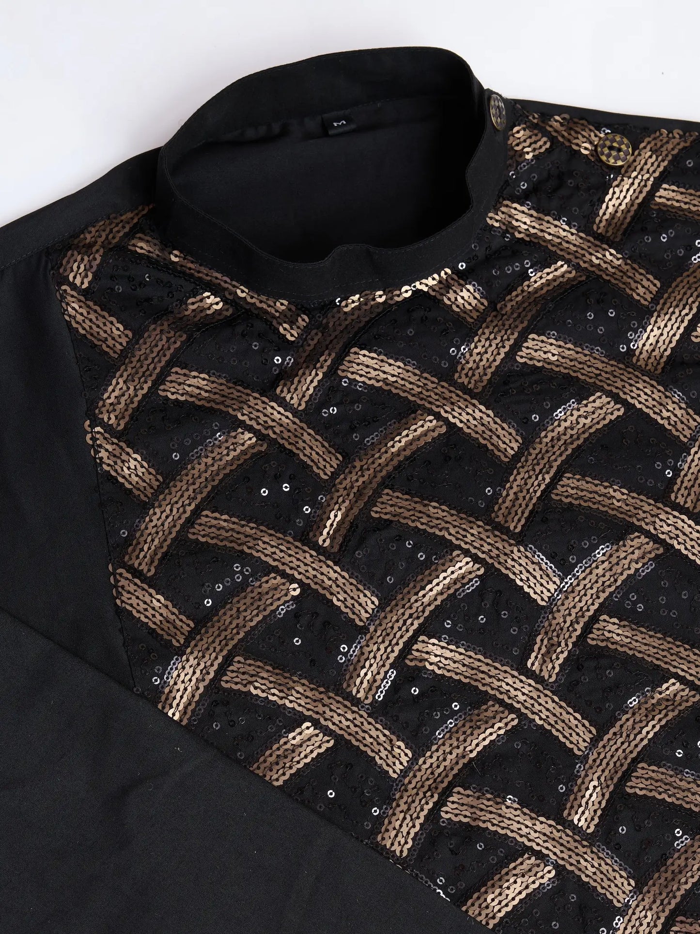 Schwarzes Seiden-Kurta, verziert mit Faden- und Paillettenstickerei, AAMAN COLLECTION