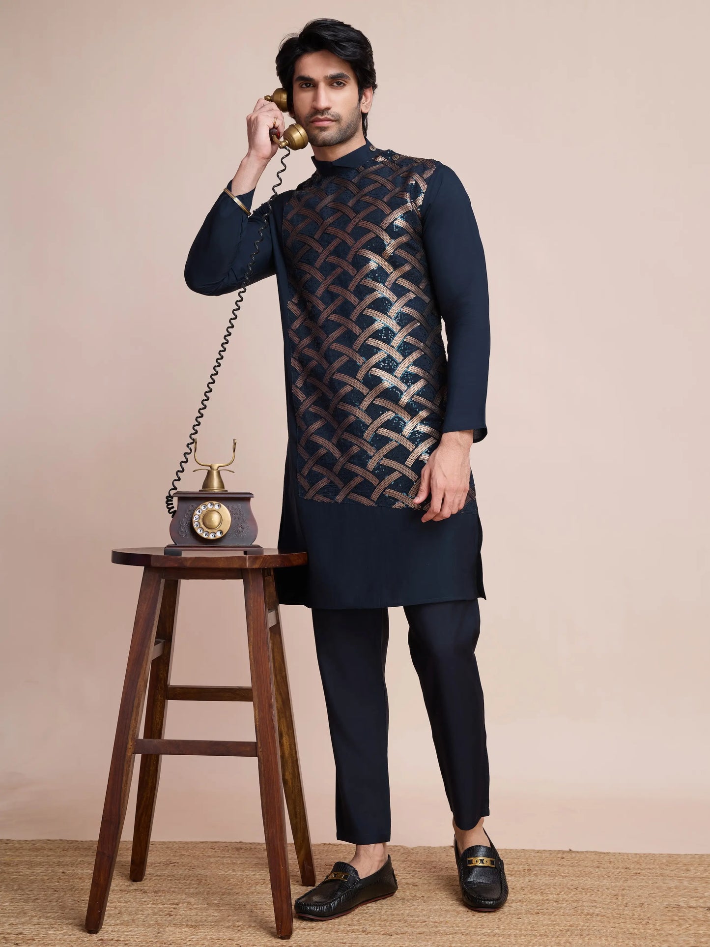 Marineblaue Seidenkurta, verziert mit Faden- und Paillettenstickerei, AAMAN COLLECTION