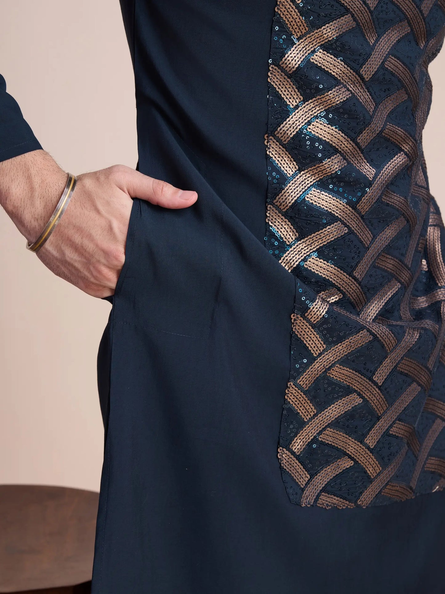 Marineblaue Seidenkurta, verziert mit Faden- und Paillettenstickerei, AAMAN COLLECTION