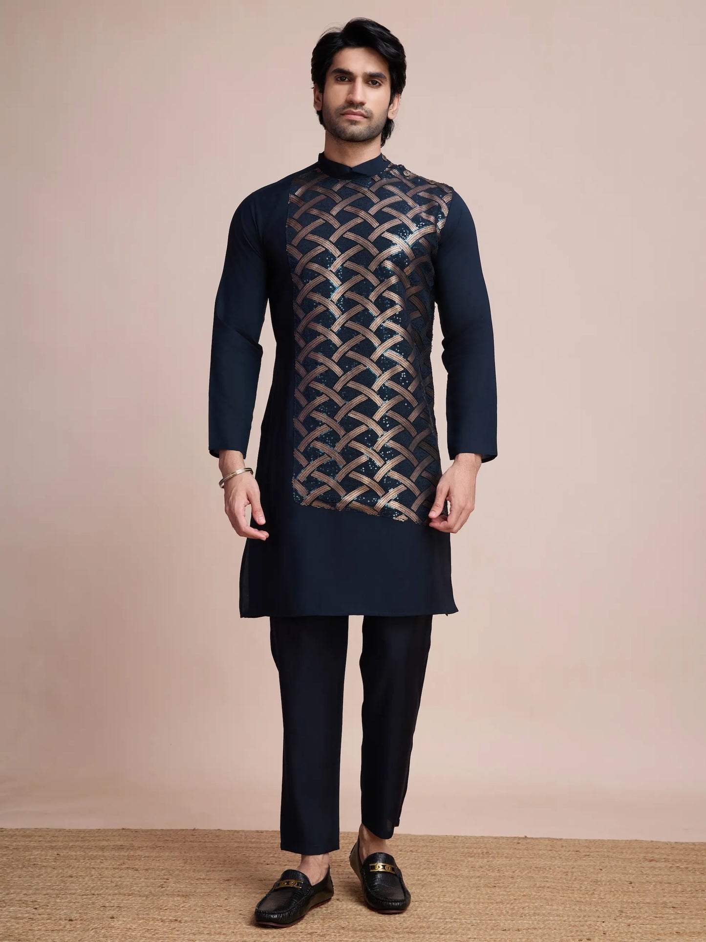 Marineblaue Seidenkurta, verziert mit Faden- und Paillettenstickerei, AAMAN COLLECTION