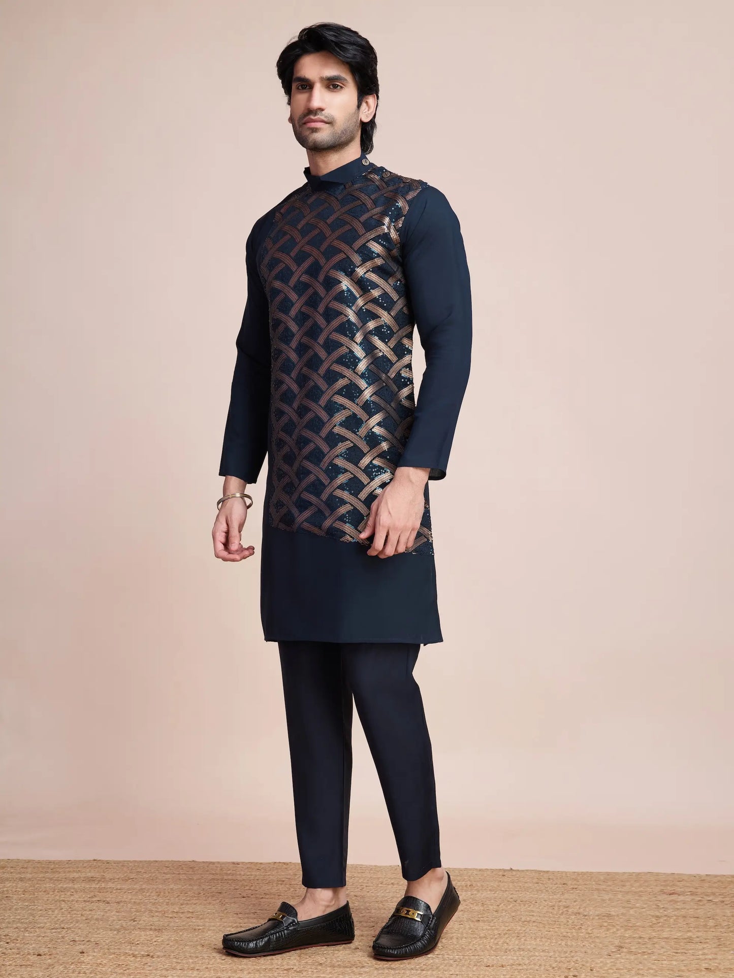 Marineblaue Seidenkurta, verziert mit Faden- und Paillettenstickerei, AAMAN COLLECTION