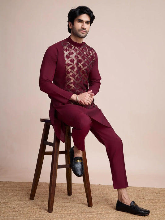 Kurta en soie bordeaux ornée d’une broderie au fil et aux sequins COLLECTION AAMAN