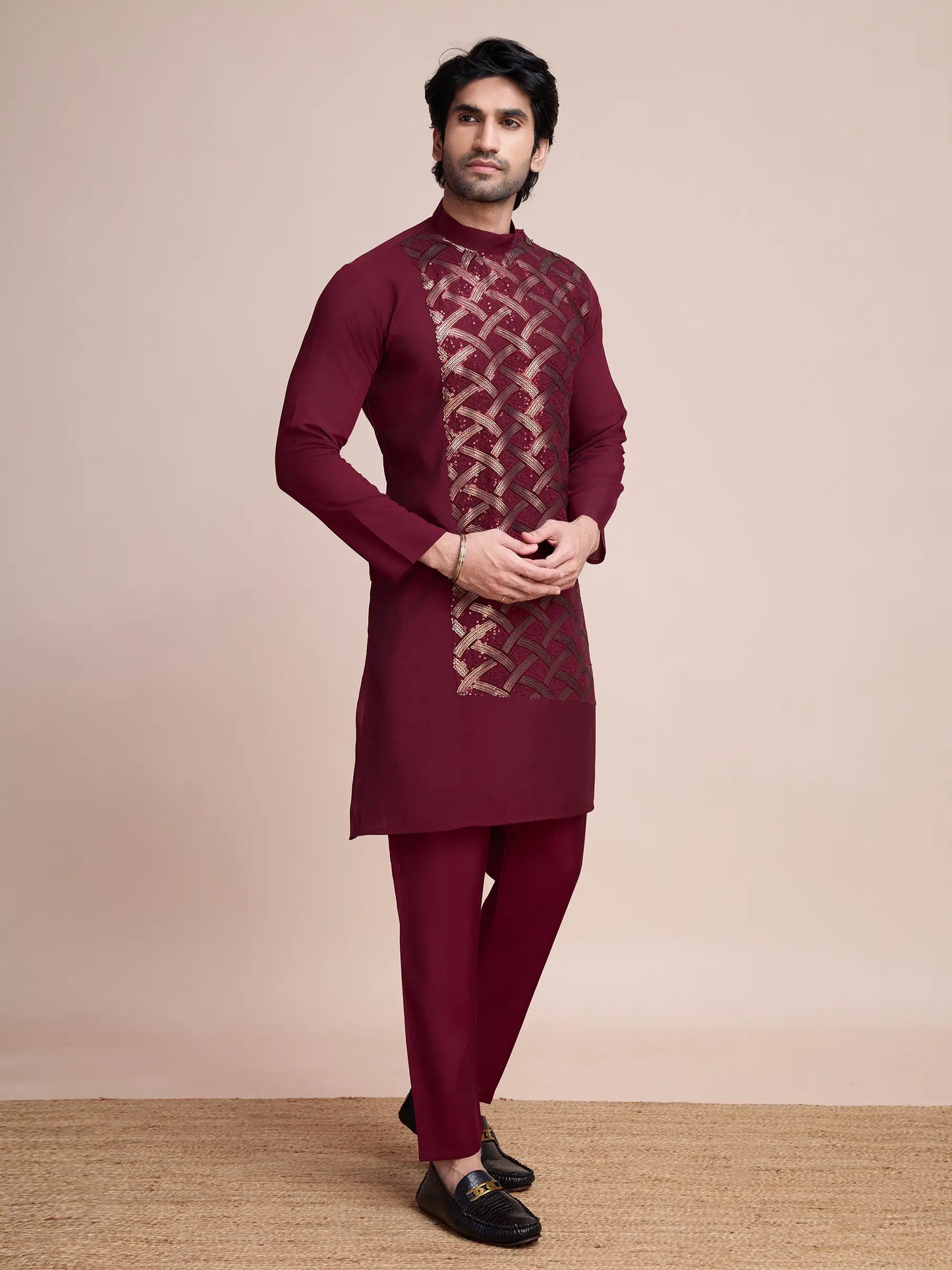 Burgunderfarbene Seidenkurta, verziert mit Faden- und Paillettenstickerei, AAMAN COLLECTION