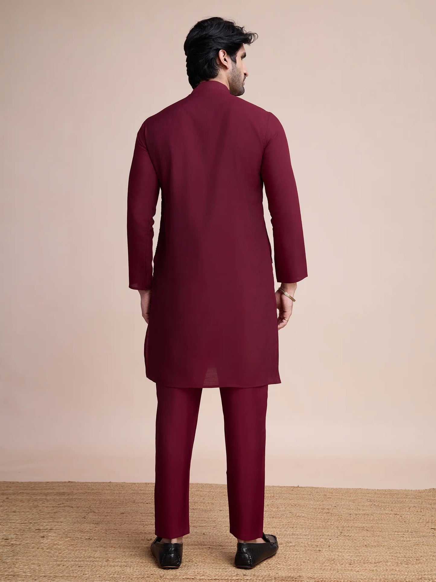 Burgunderfarbene Seidenkurta, verziert mit Faden- und Paillettenstickerei, AAMAN COLLECTION