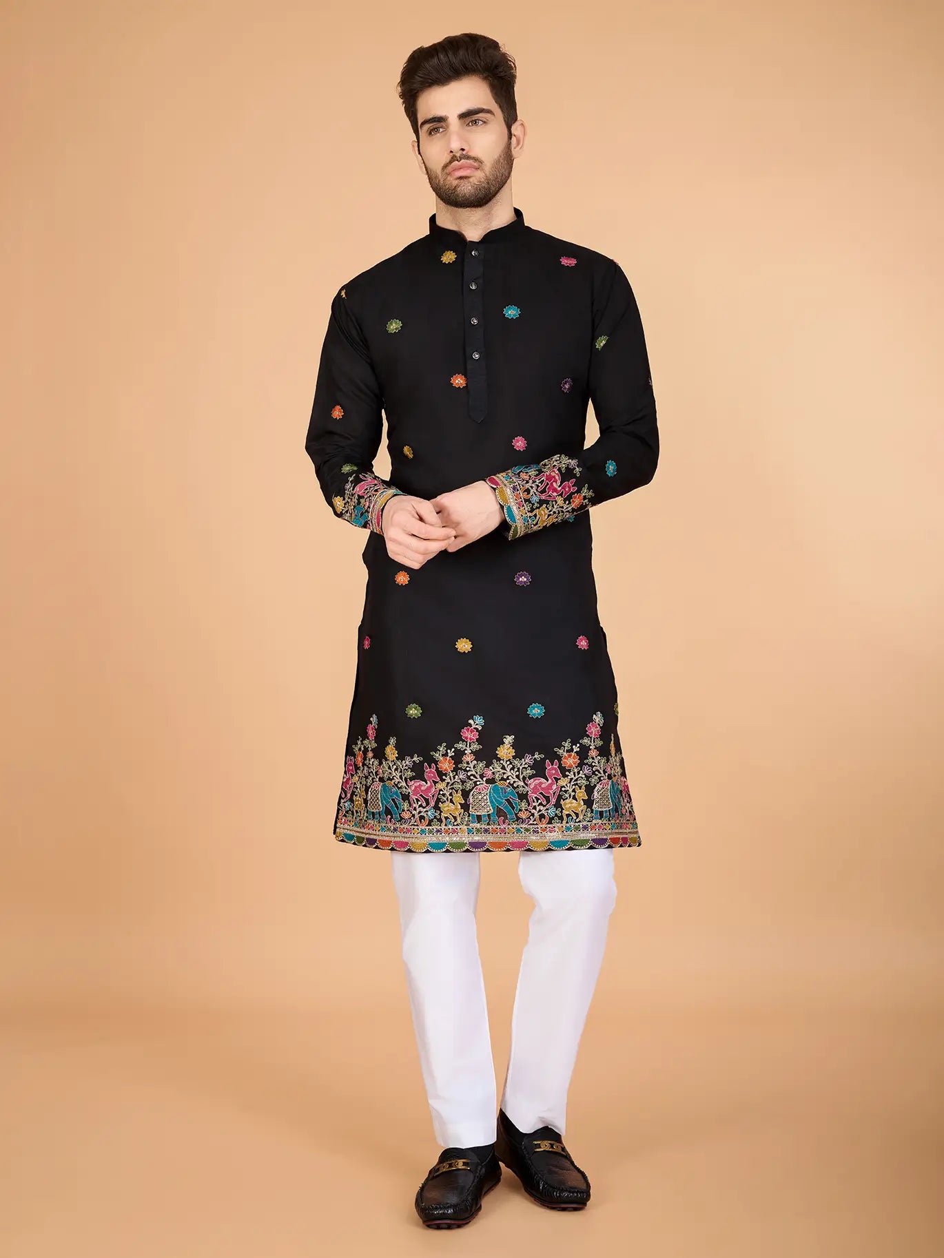 Schwarzes Seiden-Kurta mit Fadenstickerei und Pailletten