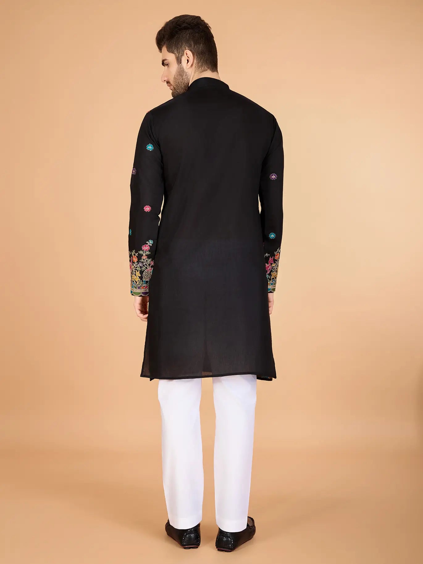 Schwarzes Seiden-Kurta mit Fadenstickerei und Pailletten