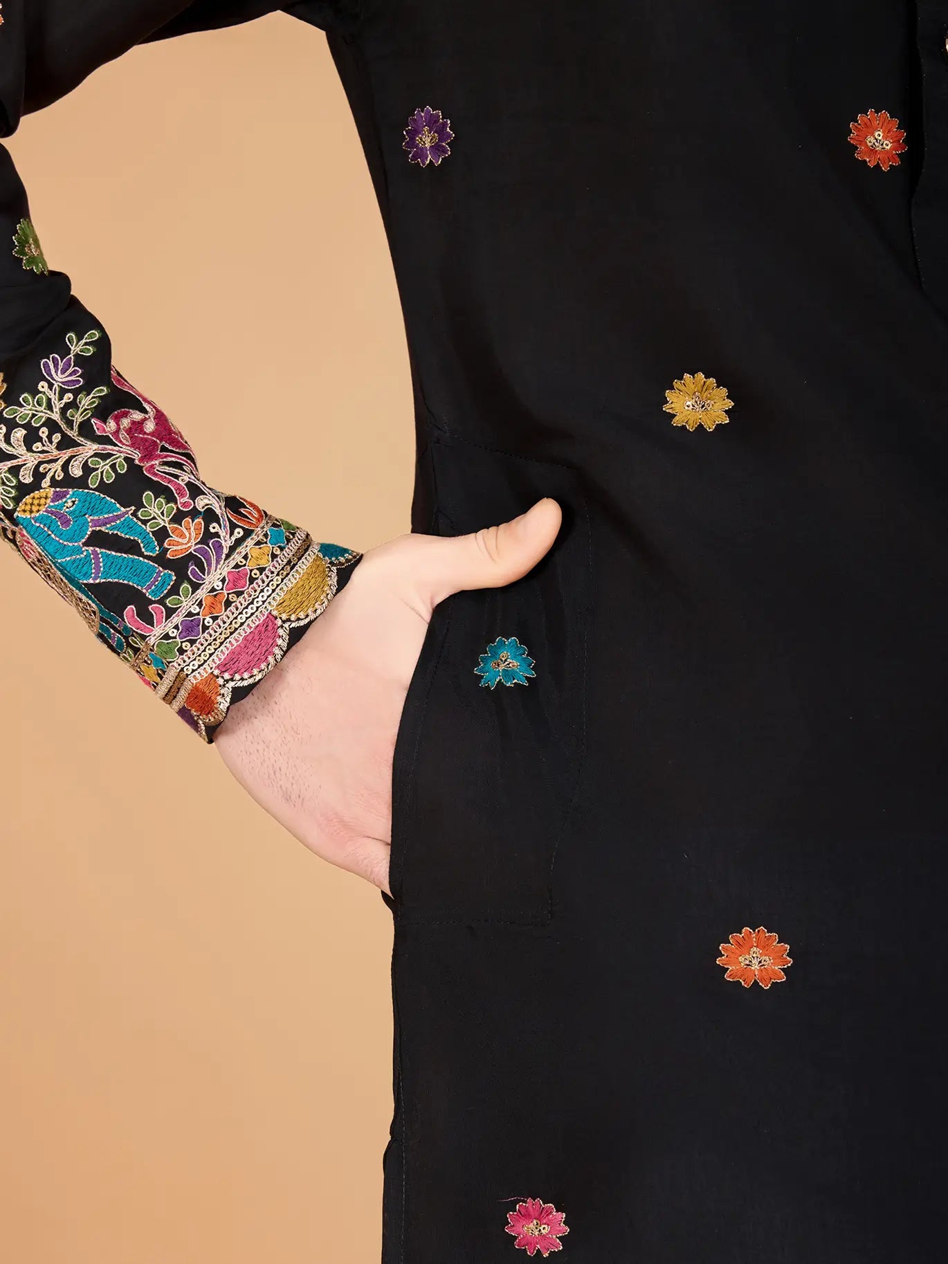 Schwarzes Seiden-Kurta mit Fadenstickerei und Pailletten